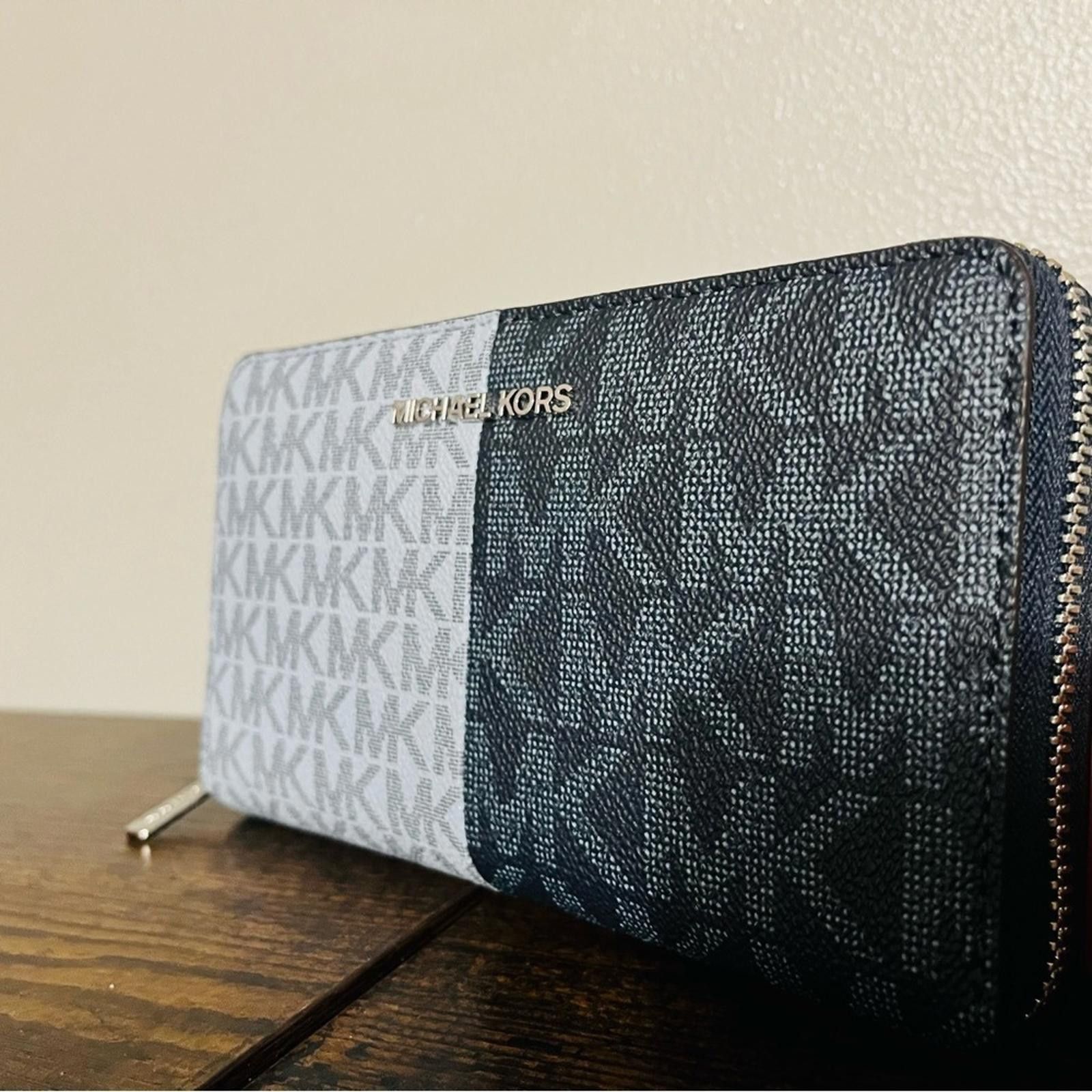 Michael Kors Michael Kors Zip Wallet - Stylish & Functional Size ONE SIZE - 2 Thumbnail