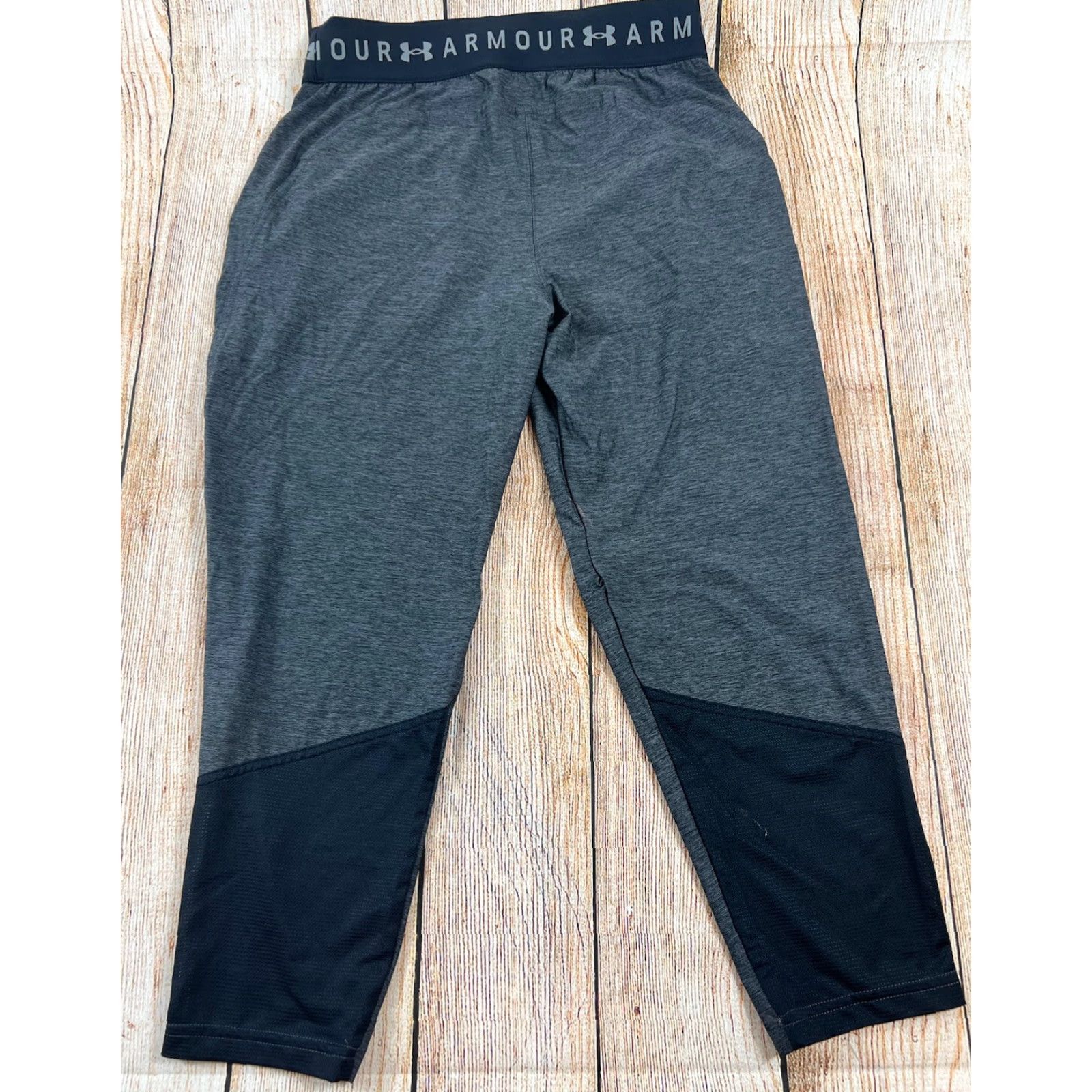 Under Armour VINTAGE Women’s Under Armour Capri Leggings & Shorts Lot Of 2 XS Gray Capris Shorts Womens XS Under armour Capri Leggings & Shorts Lot Of 2 Size 26" / US 2 / IT 38 - 7 Thumbnail