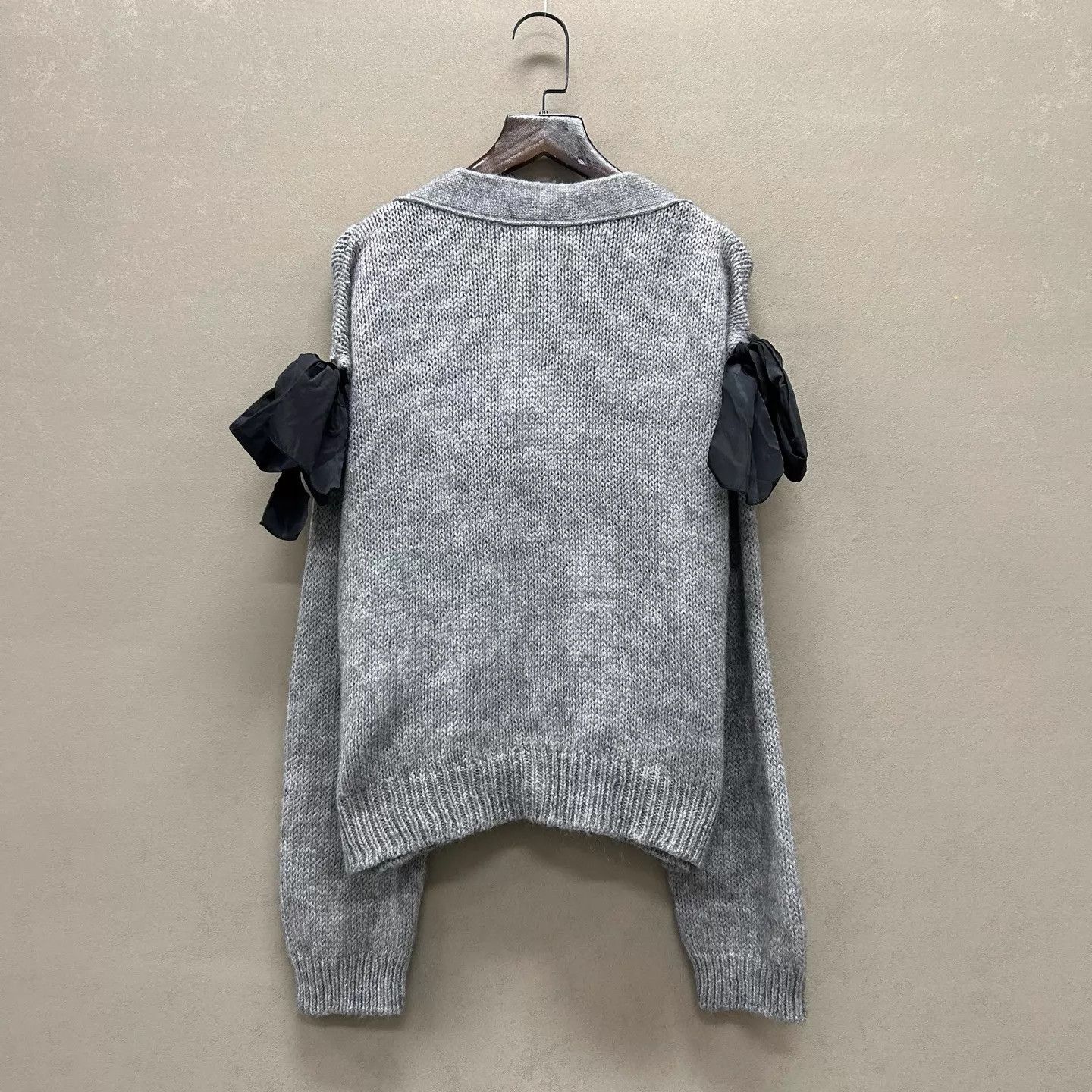 RED Valentino Red Valentino Gray Bow Knit Sweater S 99new Size S / US 4 / IT 40 - 2 Thumbnail