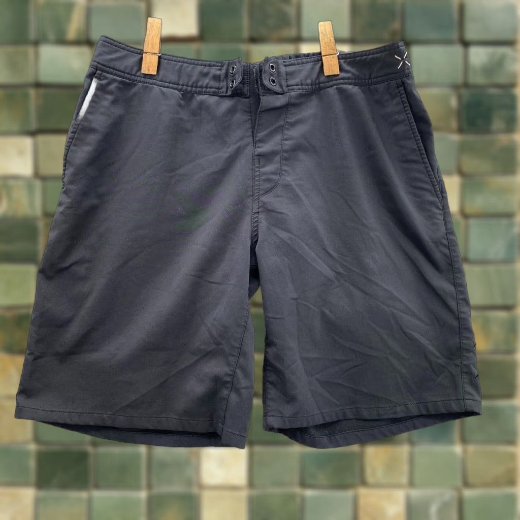Ten Thousand VINTAGE Ten Thousand Board Shorts Mens Large 9" Black Swim Trunks Performance Training Size US 33 - 1 Thumbnail