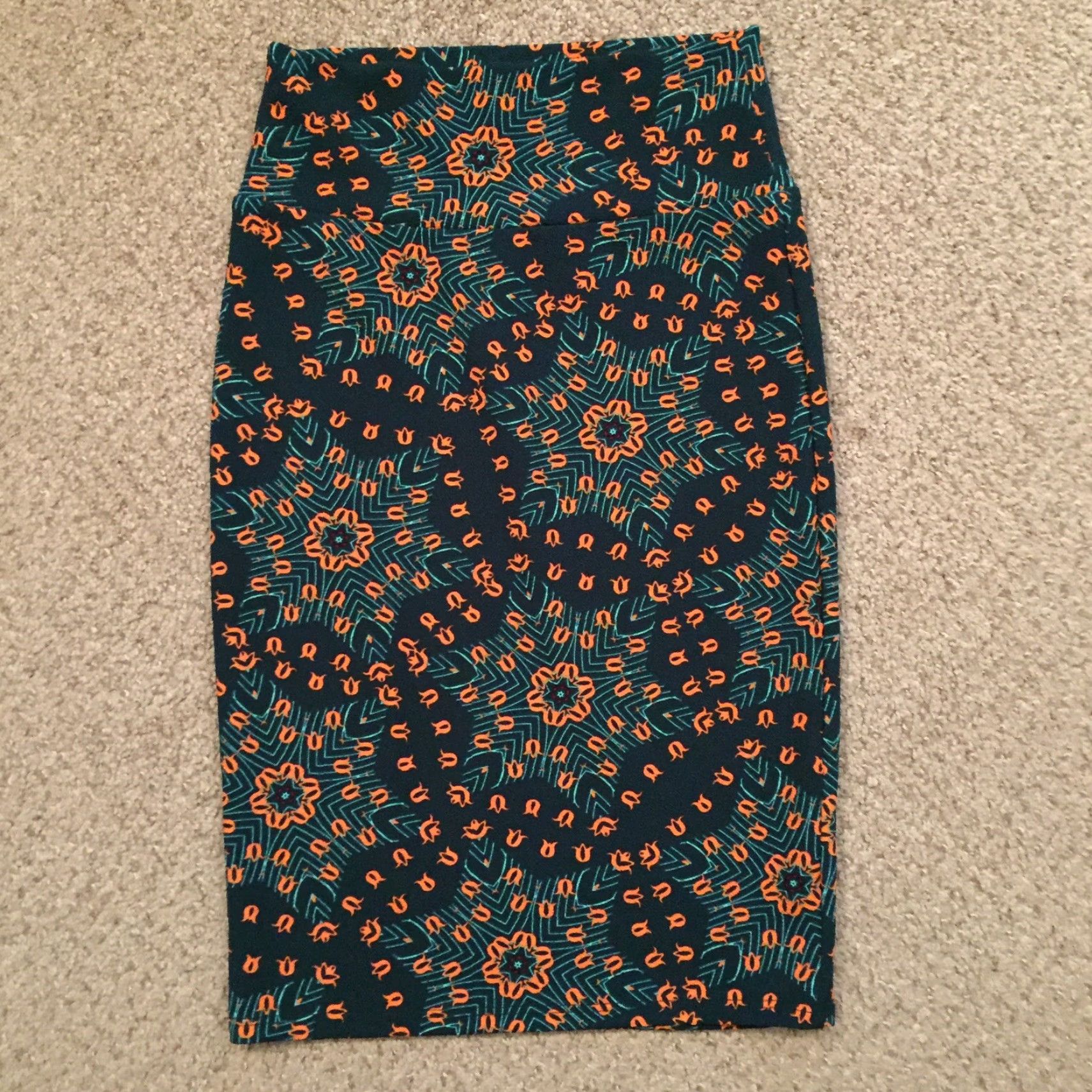 Vintage LuLaRoe Skirt XS Knee Length Unlined Pull On Green Geometric Women Knee Length Pencil Casual Geometric LuLaRoe Women XS Green Skirt Size 26" / US 2 / IT 38 - 7 Thumbnail