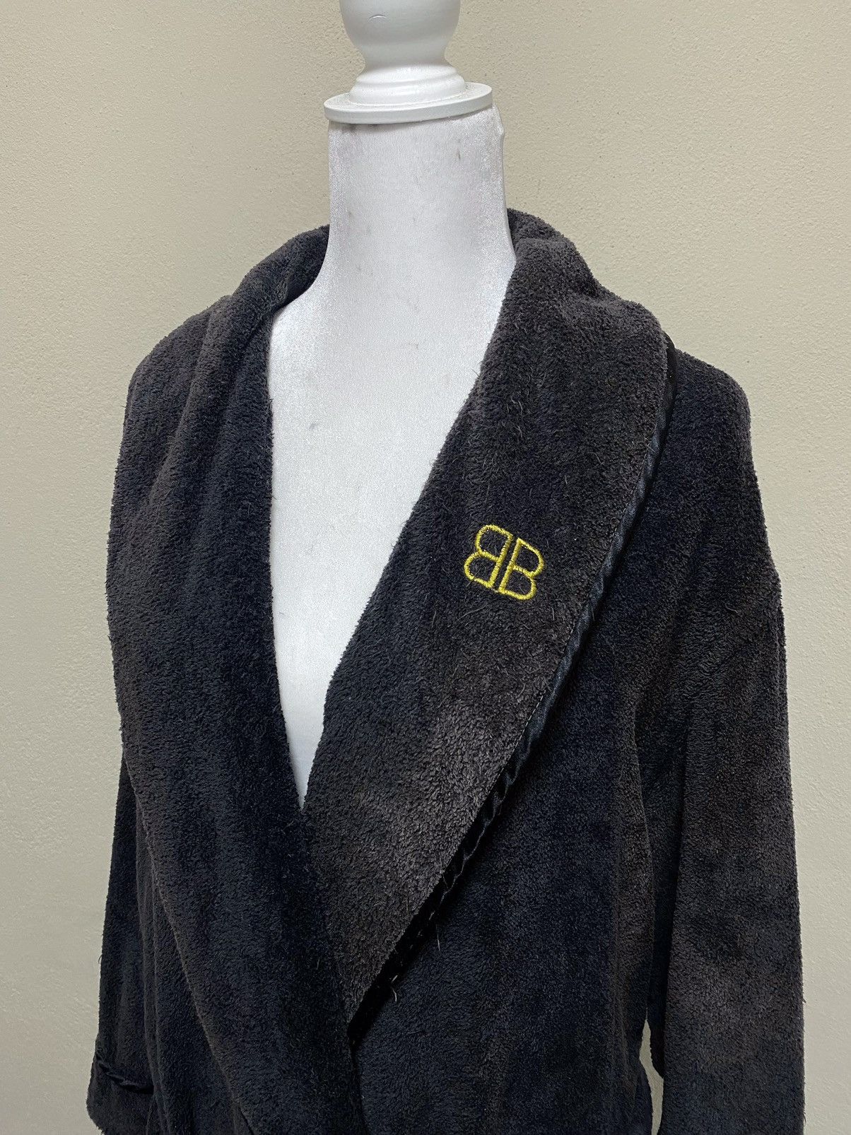 Balenciaga OS Unisex Balenciaga Towel Trench Embroided Logo One Pocket Size US M / EU 48-50 / 2 - 4 Thumbnail