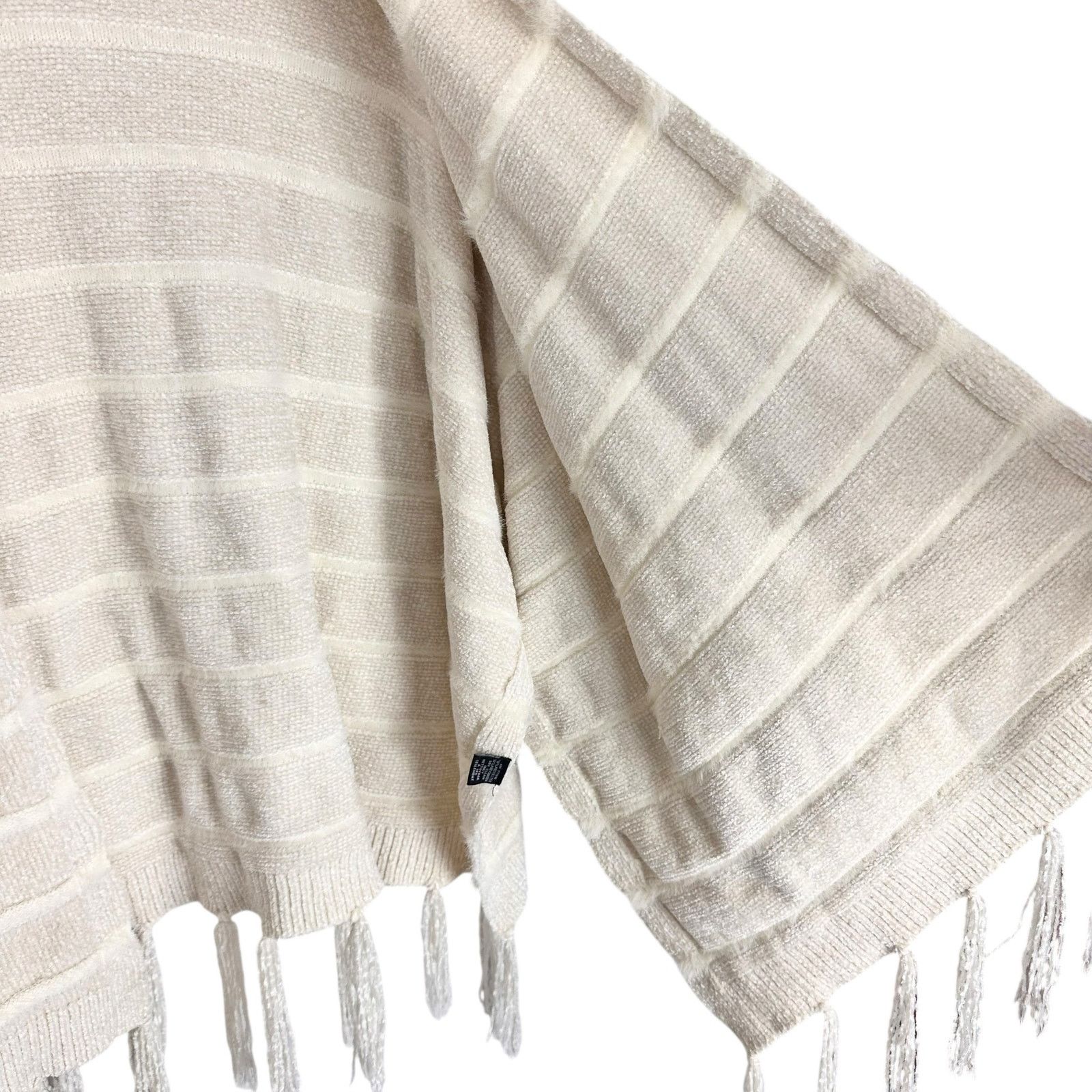 Anthropologie Anthropologie Miette Chenille Cozy Kimono Fringe Trim Ecru Size ONE SIZE - 11 Thumbnail