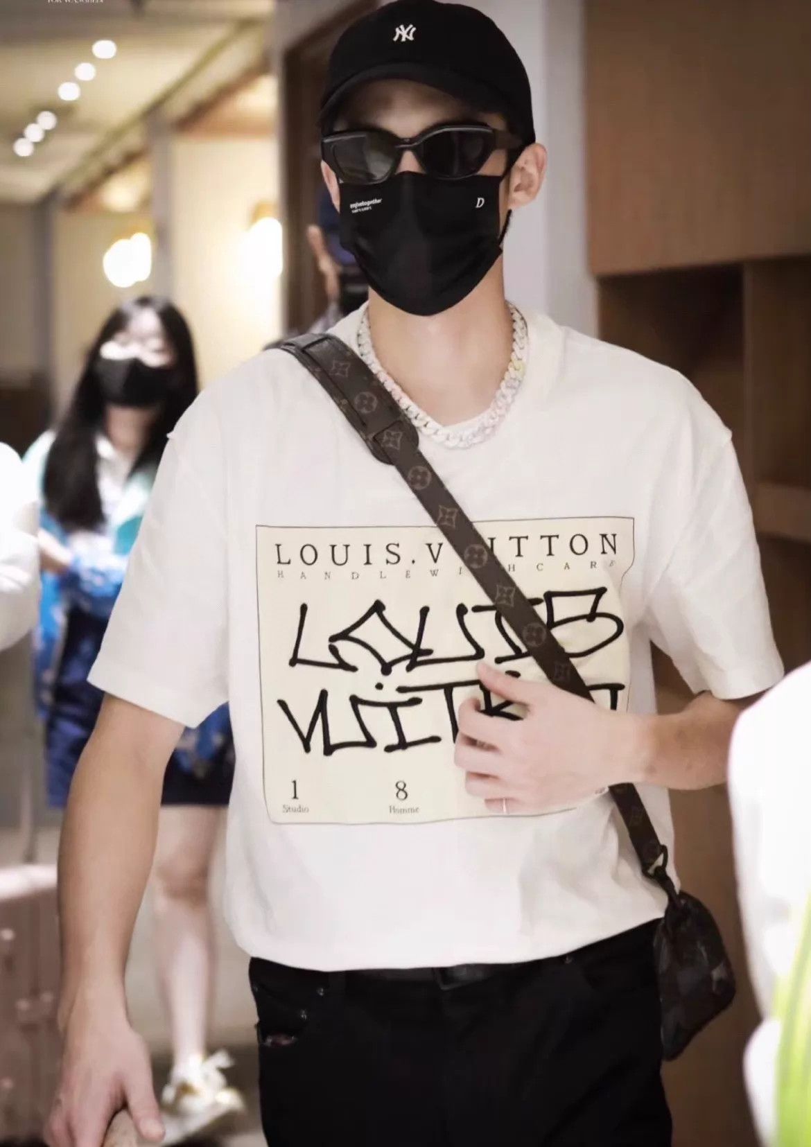 Louis Vuitton LV White 3D Embroidered SS T-Shirt Size L Size US L / EU 52-54 / 3 - 7 Thumbnail
