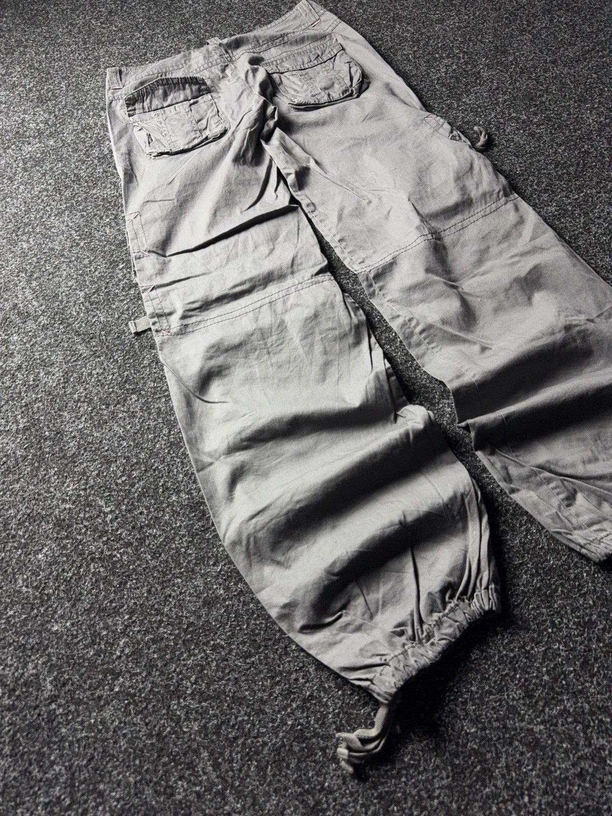 Japanese Brand Y2K 00s Avant Garde Multi-Pocket Parachute Cargo Pants Grey Size 30" / US 8 / IT 44 - 9 Thumbnail