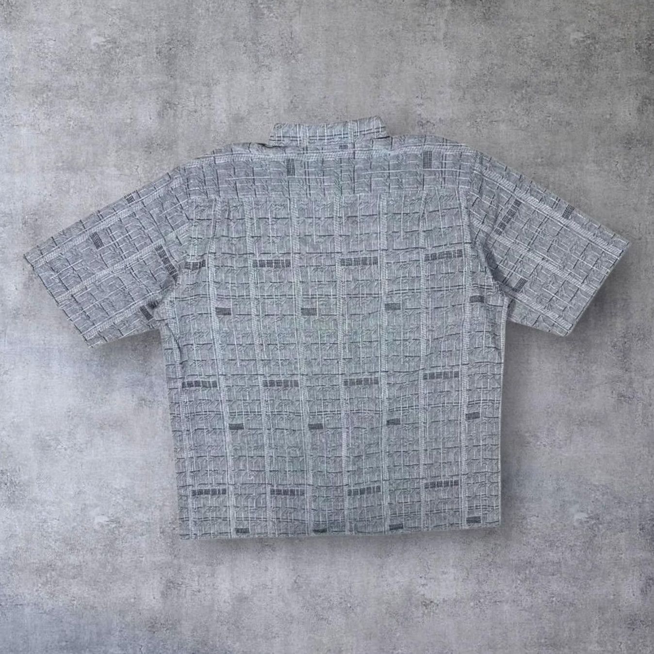 Vintage VINTAGE 90's Luko Abstract Patterned Grey Cotton Viscose Short Sleeve Shirt XXL Grey 85% cotton 15% viscose Mens Button-Up Size US XXL / EU 58 / 5 - 2 Thumbnail