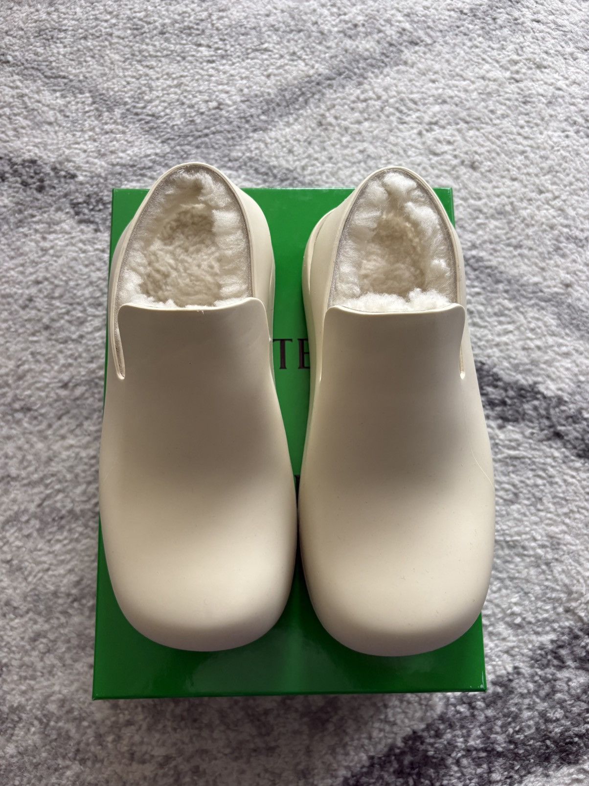 Bottega Veneta BOTTEGA VENETA SEA SALT PUDDLE SHEARLING SANDALS EU 40 Size US 7 / EU 40 - 1 Thumbnail
