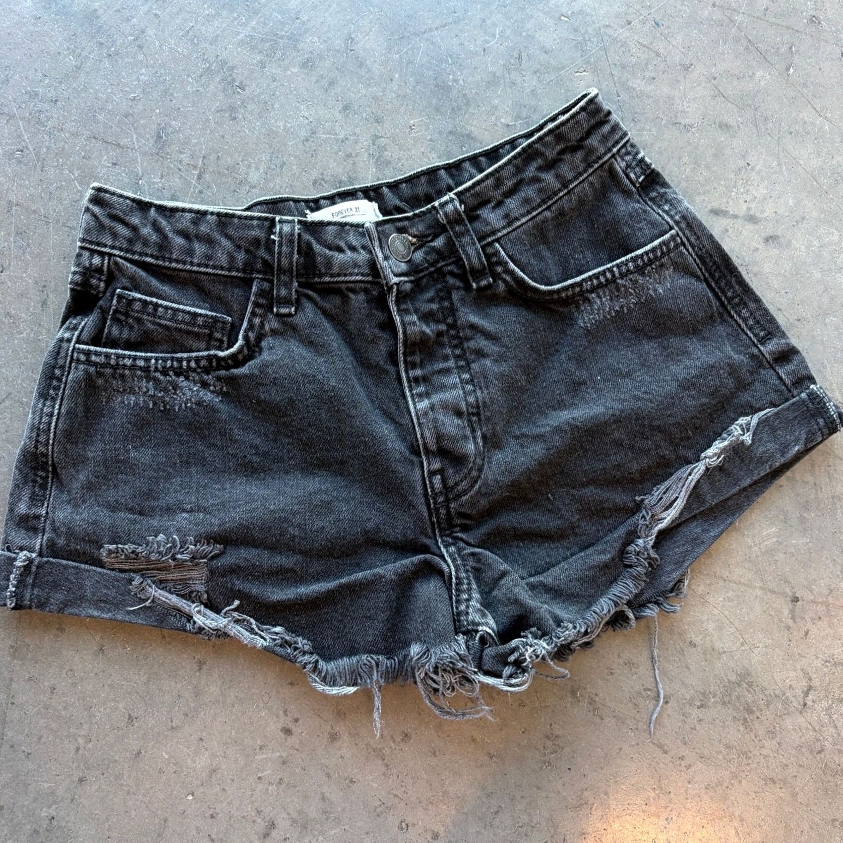 Forever 21 VINTAGE Y2K Forever 21 Black Fray Cutoff Distressed Skater Mini Shorts 25 Womens Size 42" / US 20 - 2 Thumbnail