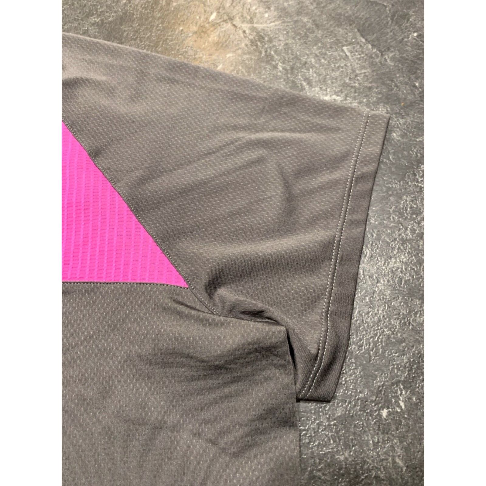 Under Armour VINTAGE Under Armour Gray Purple Women's XL Short Sleeve Workout Heat Gear Shirt Size XL / US 12-14 / IT 48-50 - 7 Thumbnail