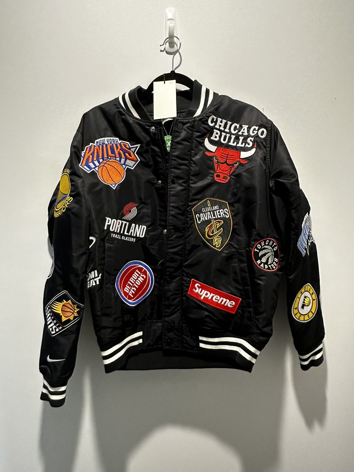 Nike x supreme bomber jacket best sale