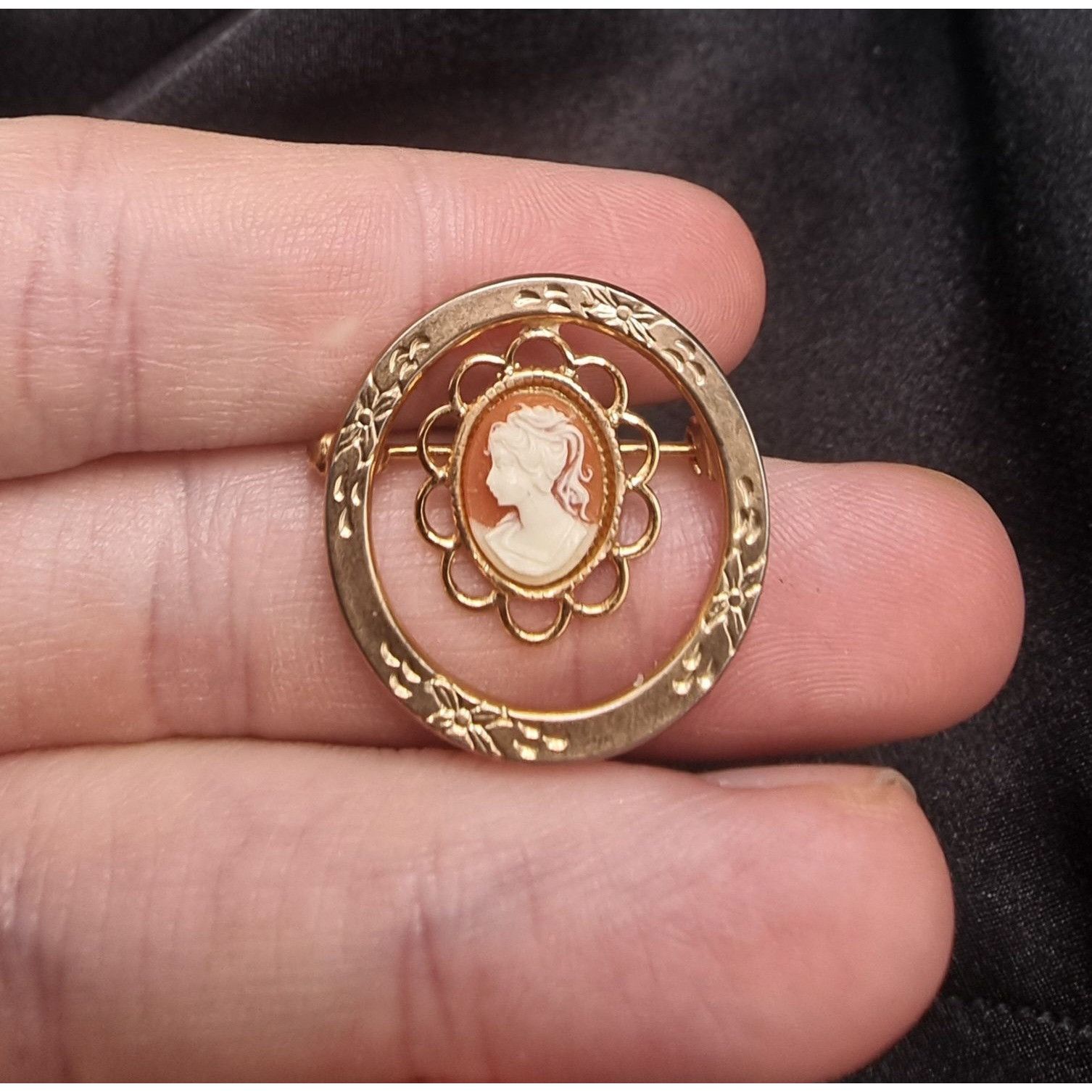 Vintage Vintage Gold-Tone Resin Cameo Brooch With Floral Detailing & Size ONE SIZE - 4 Thumbnail