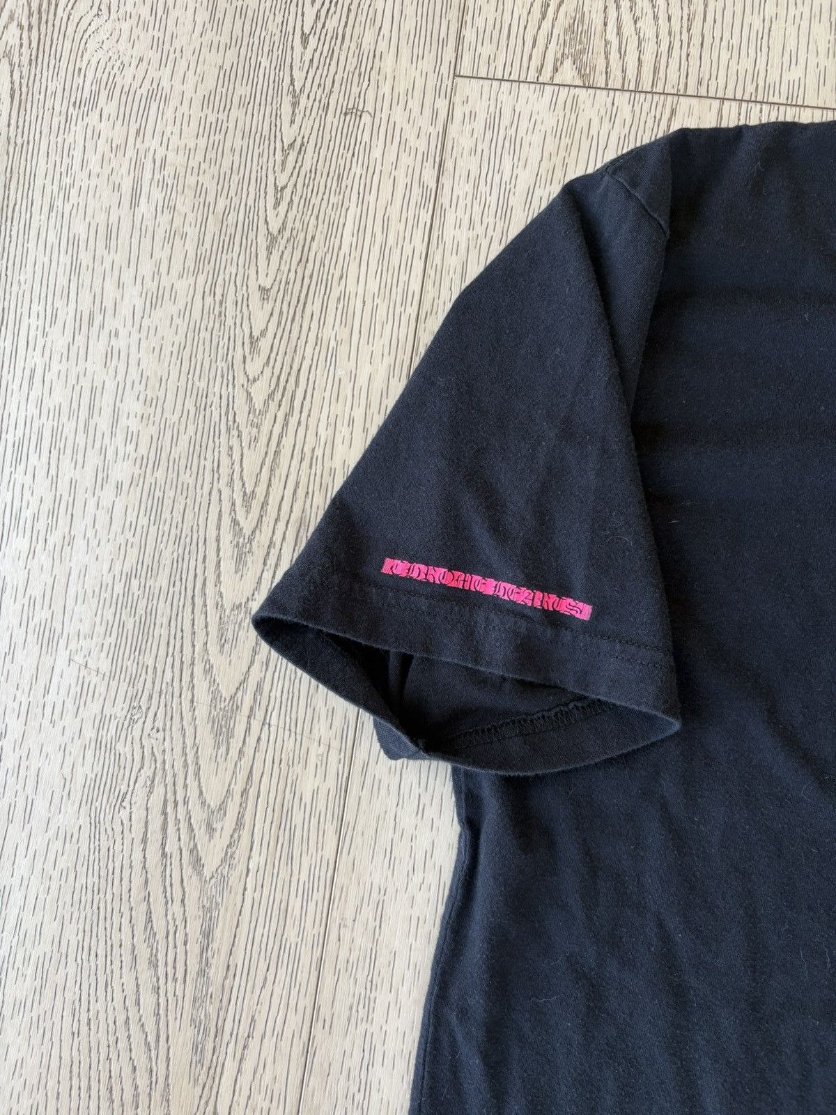 Chrome Hearts Chrome Hearts Pink Neon Hollywood Scroll Pocket Tee Size US XL / EU 56 / 4 - 4 Thumbnail