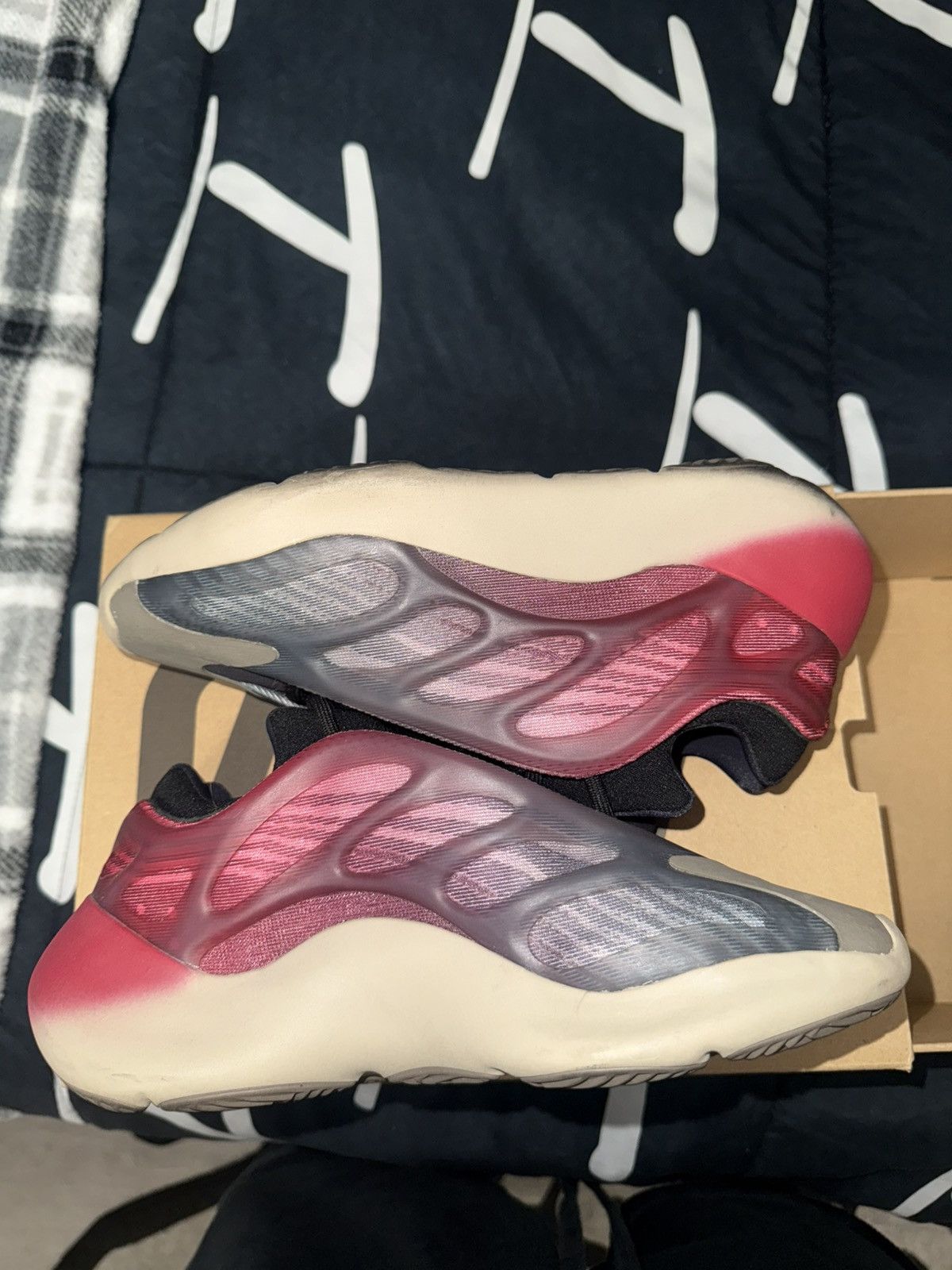 Yeezy Yeezy 700 v3 Size US 7.5 / EU 40-41 - 2 Thumbnail