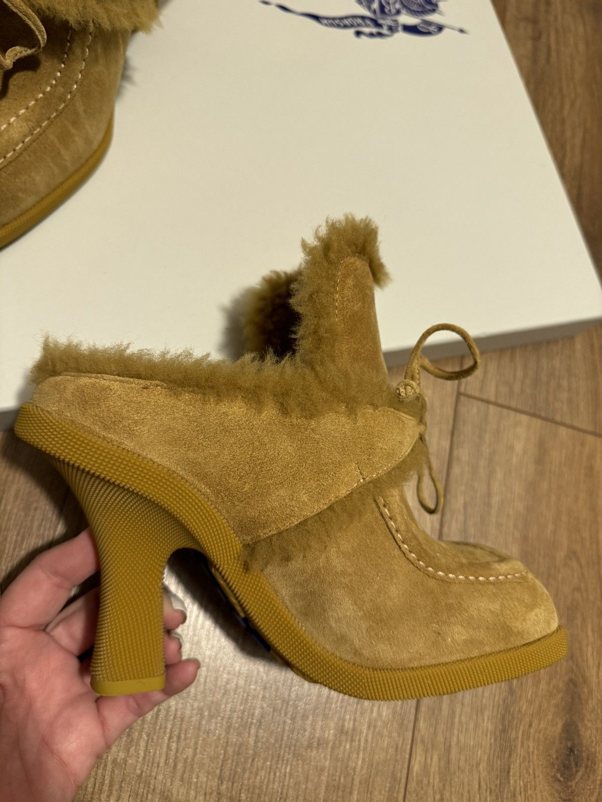 Burberry Burberry shearling boots-mules brown-mustard, size 35 It Size US 5 / IT 35 - 11 Thumbnail