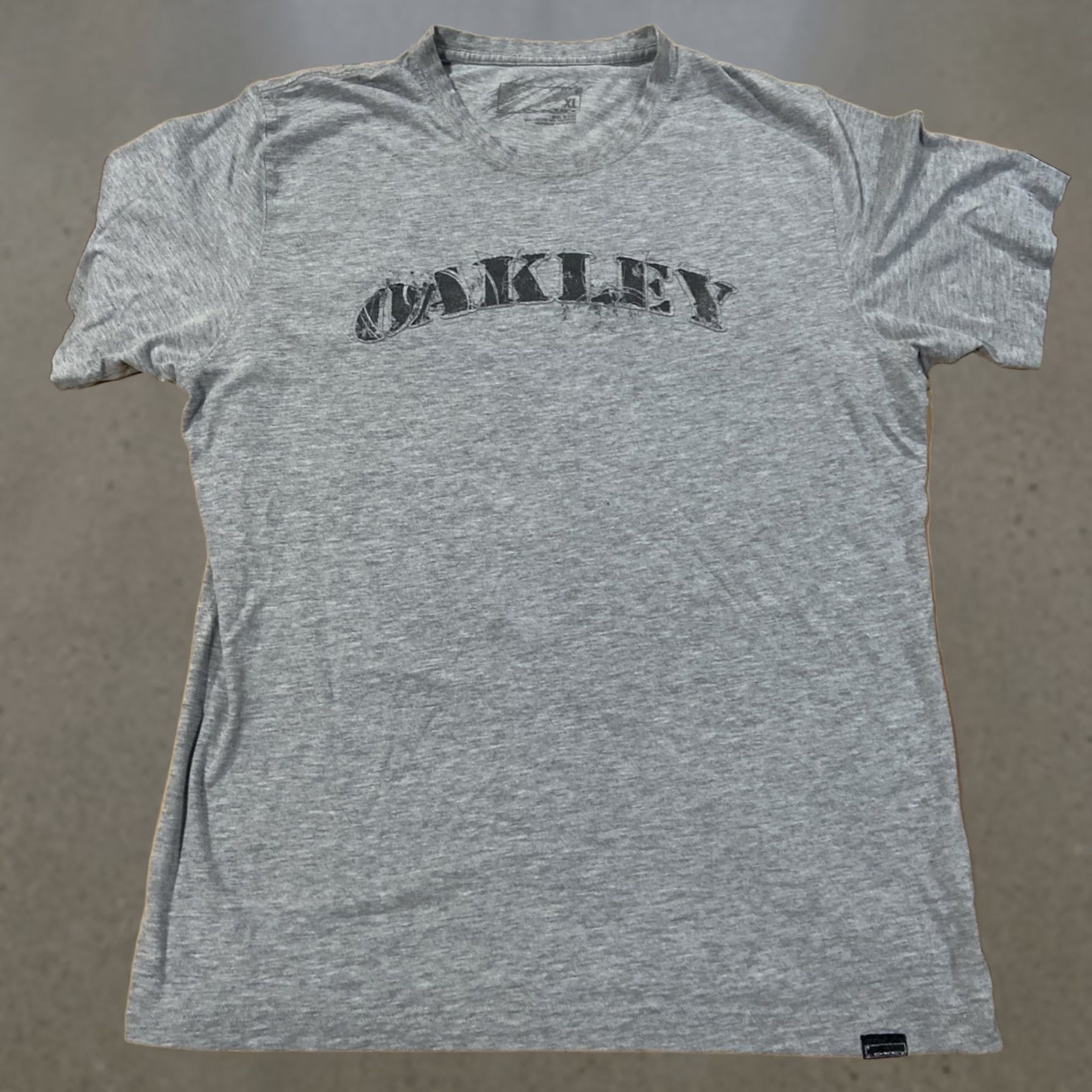 Oakley VINTAGE Oakley T-Shirt Mens XL Gray Embroidered 90s Grunge Astro Boy Crew Neck Short Sleeve USA Logo Size US XL / EU 56 / 4 - 1 Thumbnail