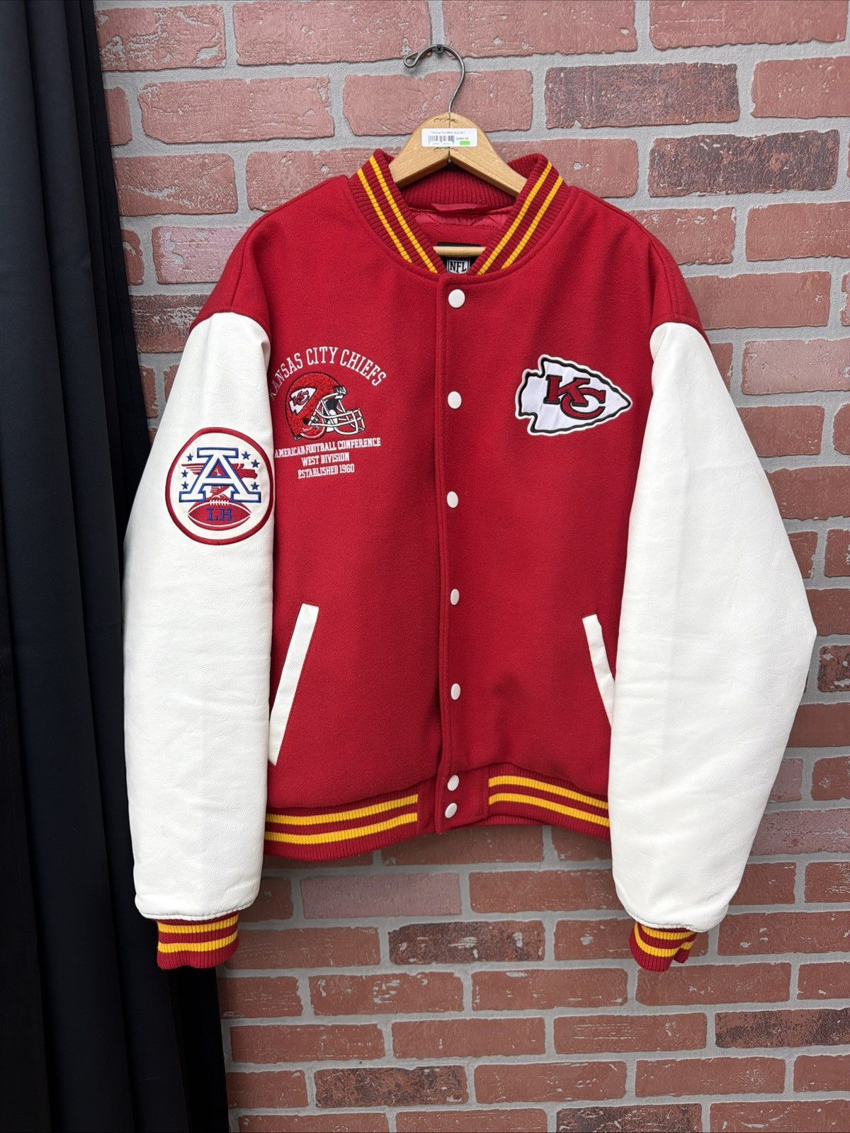 NFL NFL Team Apparel Kansas City Chiefs Jacket L Red White Size US L / EU 52-54 / 3 - 1 Thumbnail