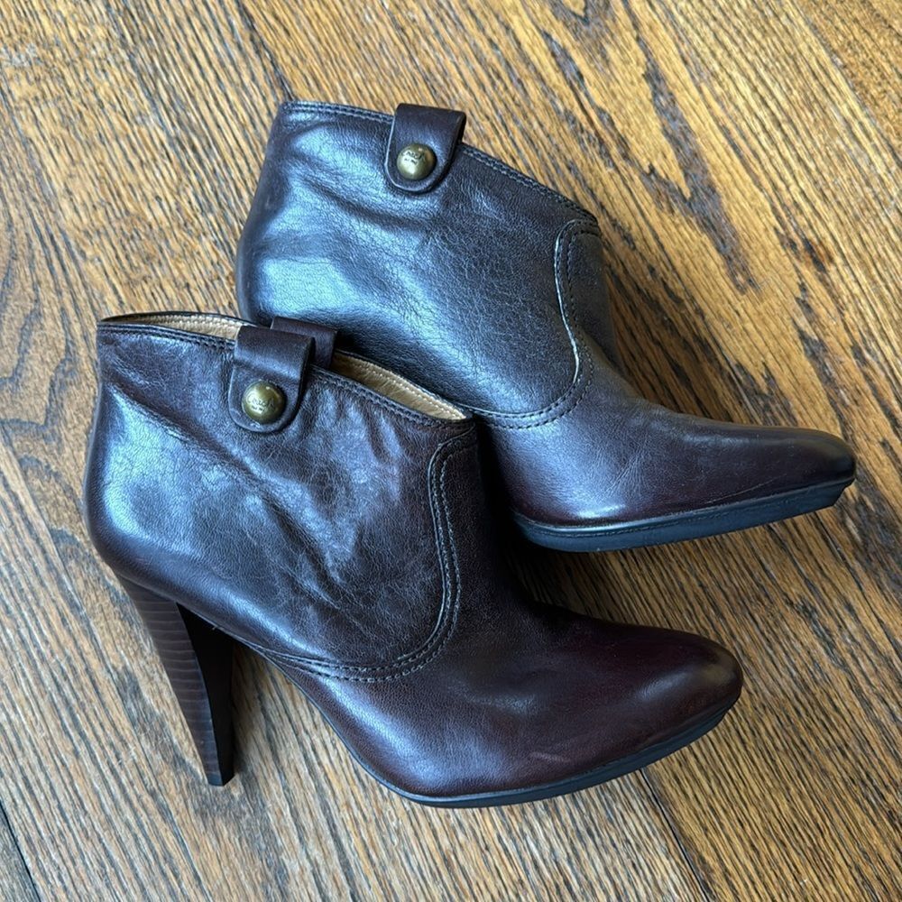Coach Coach Aliza dark brown leather metal logo side tabs heeled Size US 7 / IT 37 - 2 Thumbnail