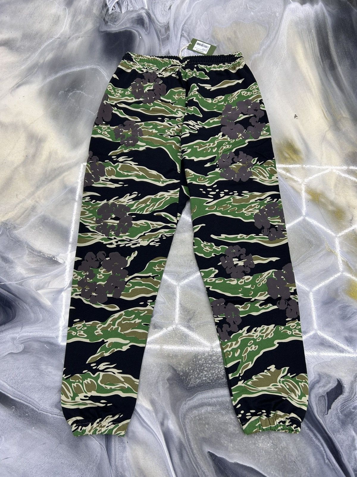 DENIM TEARS Denim Tears Green Tiger Camo Cotton Wreath Sweatpants Size L Size US 34 / EU 50 - 2 Thumbnail