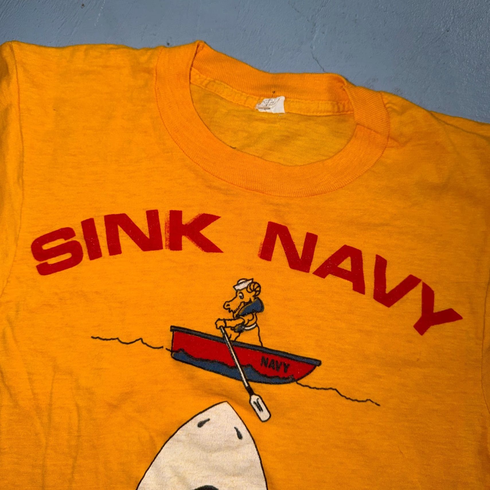 Vintage Sink Navy 1970s USN Army VTG T Shirt Yellow Jaws Shark Spoof Movie Rockabilly Shirt Mens S Yellow 70s 80s 90s Vintage Size US S / EU 44-46 / 1 - 2 Thumbnail