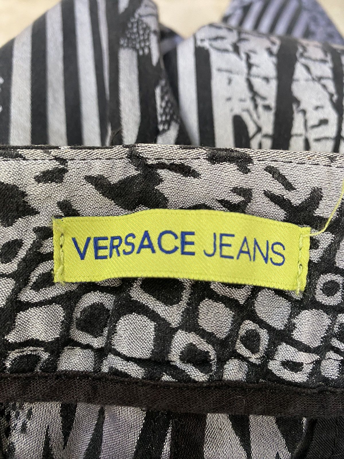 Versace Embossed design jeans Size US 32 / EU 48 - 10 Thumbnail