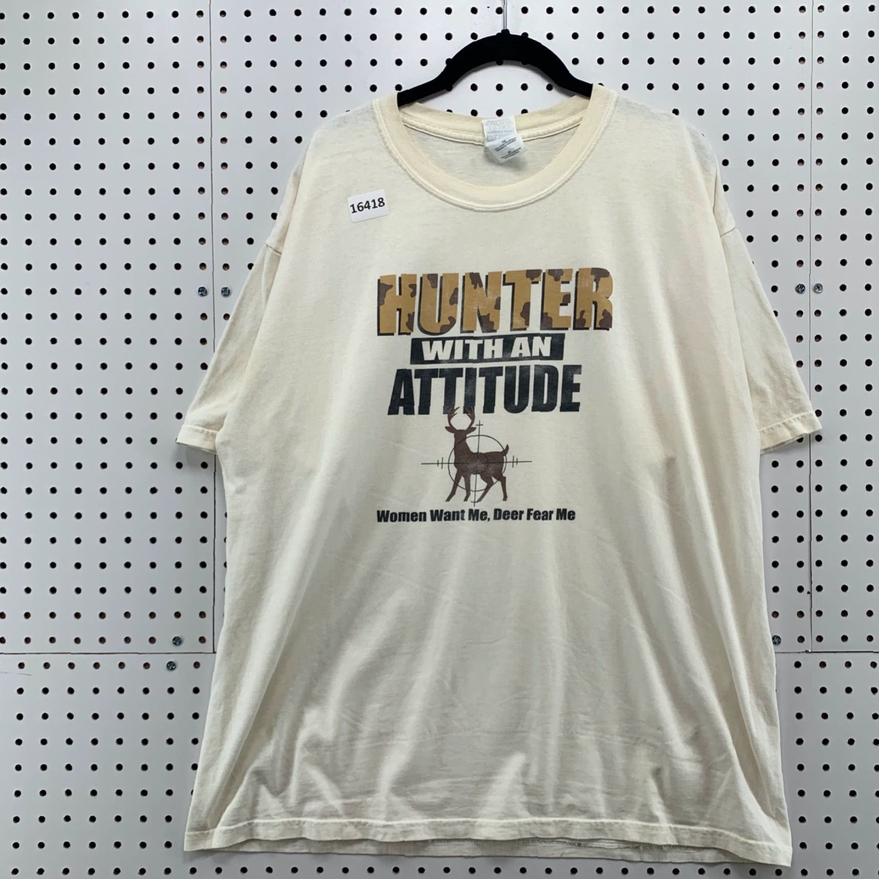 Gildan VINTAGE HUNTER WITH AN ATTITUDE Shirt Mens XL White Deer Cross Hair Graphic Size US XL / EU 56 / 4 - 5 Thumbnail