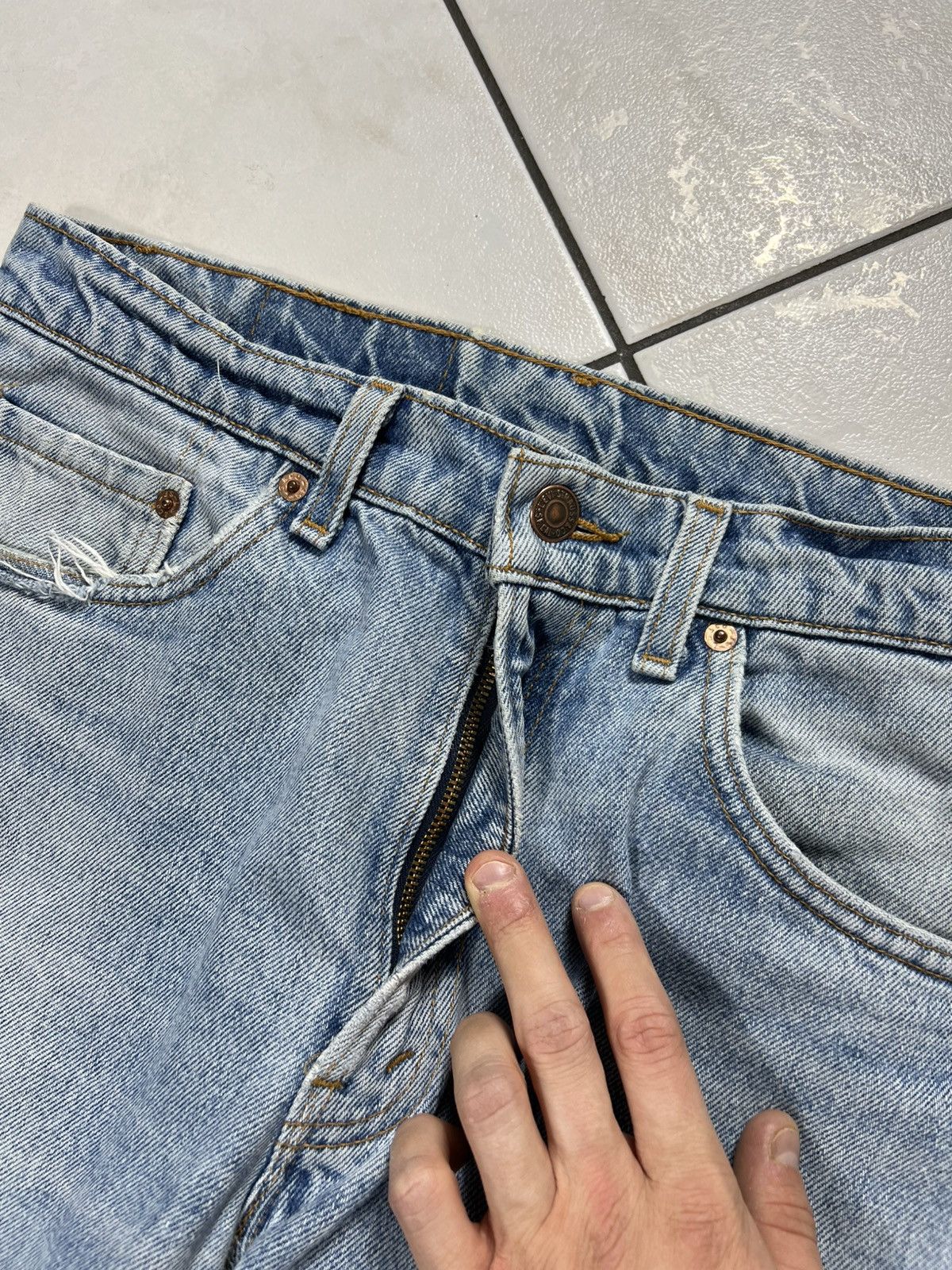 Levi's Vintage 90s Levi’s 550 light blue washed distressed jeans Size US 33 - 11 Thumbnail