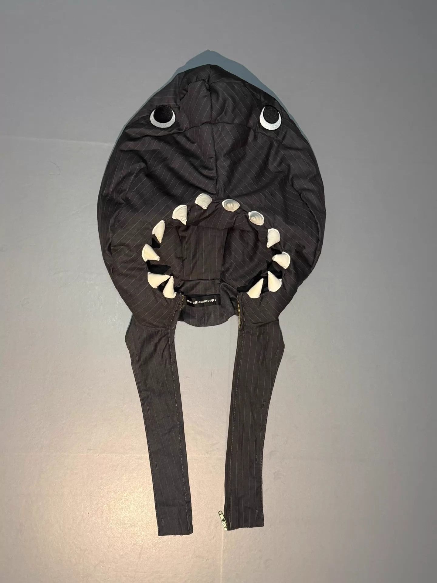 mercibeaucoup mercibeaucoup Utsugi 11FW shark head beanie free size Size ONE SIZE - 1 Thumbnail