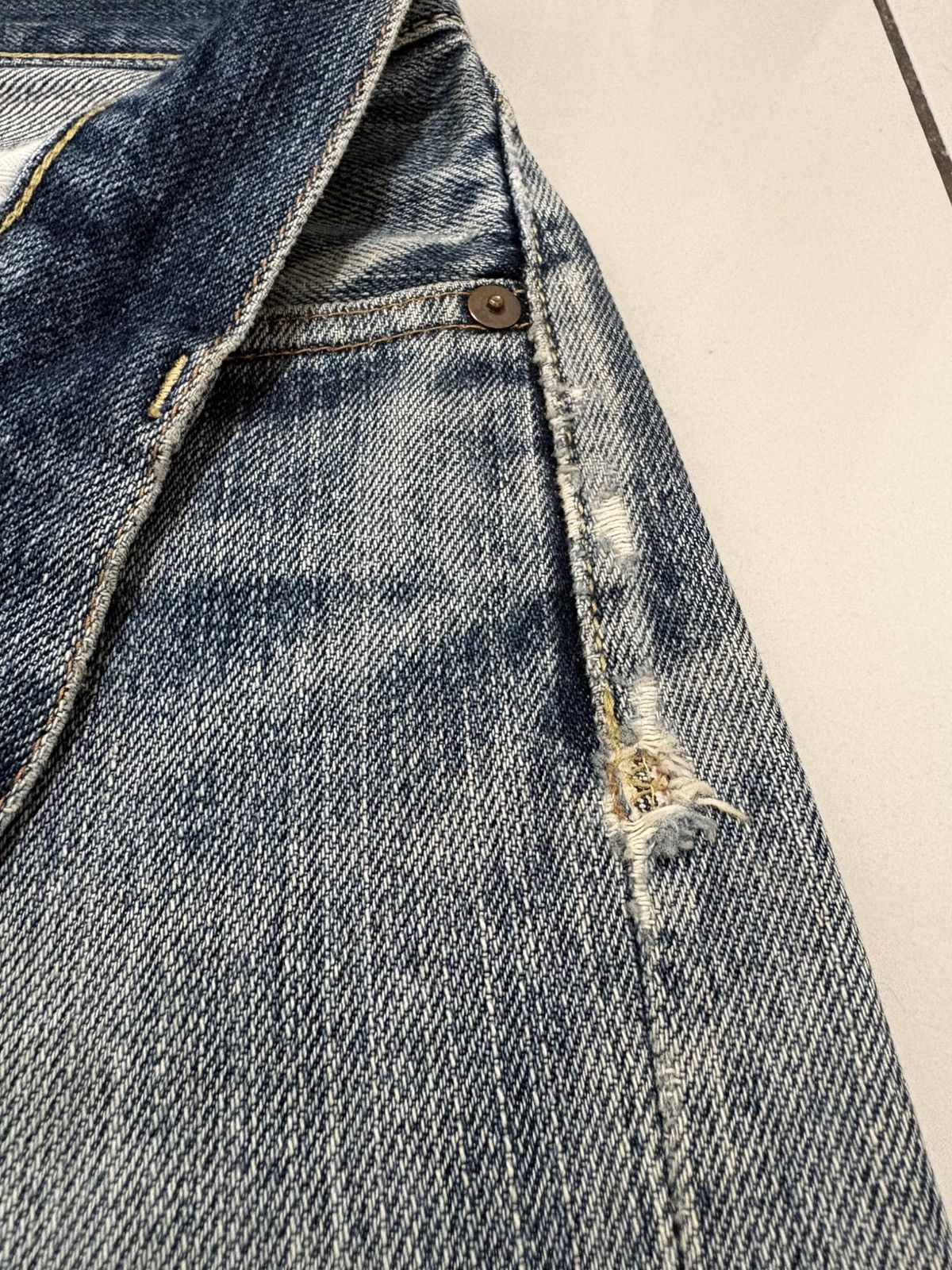 Japanese Brand Uniqlo S002 Selvedge V-Stitch Distressed Jeans Denim Size US 31 - 13 Thumbnail