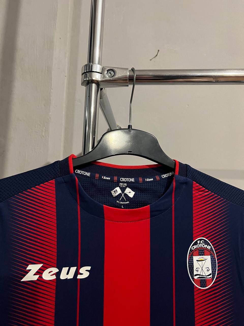 Sports Specialties 2018/19 CROTONE FC HOME SOCCER JERSEY FOOTBALL SHIRT ZEUS L Size US L / EU 52-54 / 3 - 4 Thumbnail