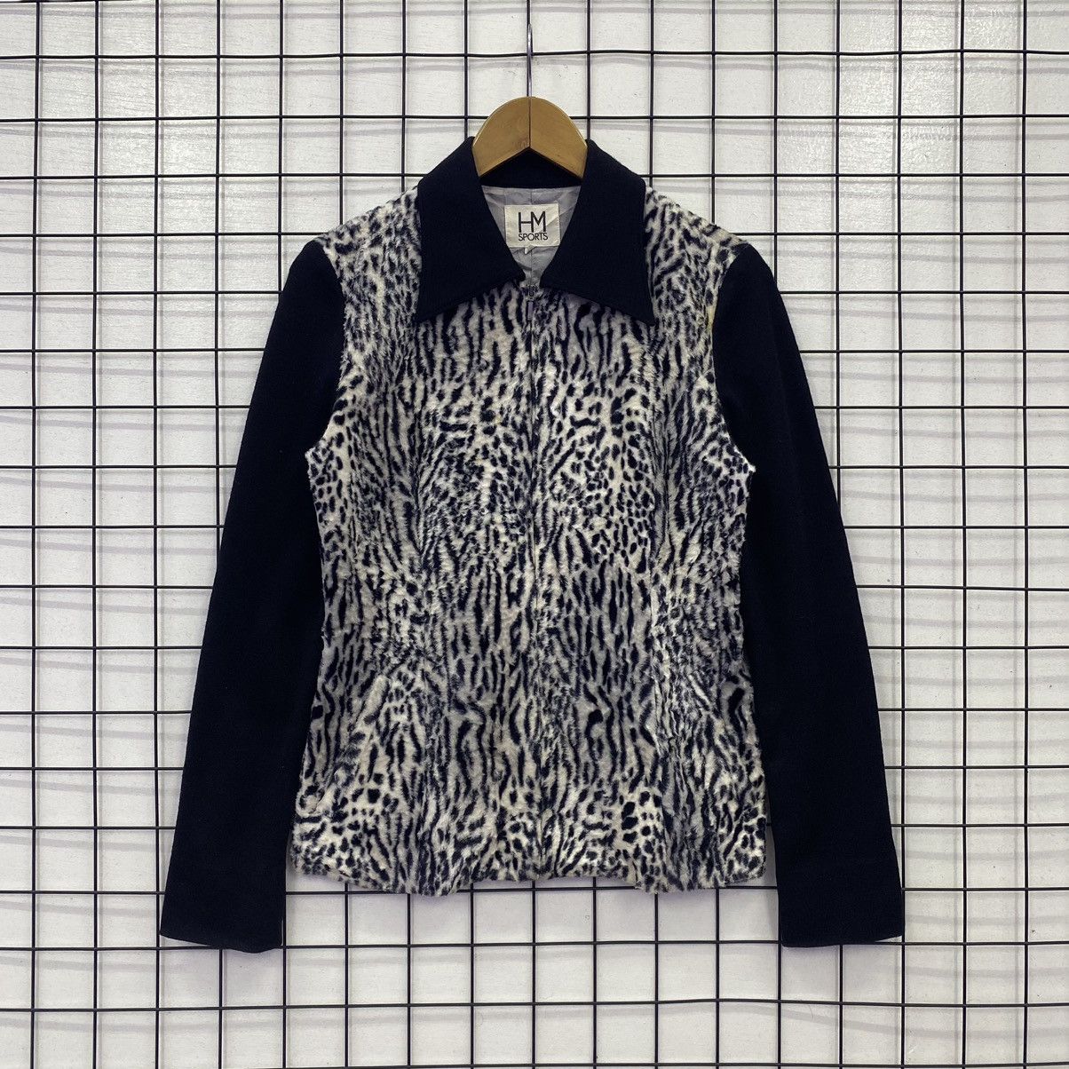 H&M HM Sport Animal Print Women Casual Shirt Size M / US 6-8 / IT 42-44 - 1 Thumbnail