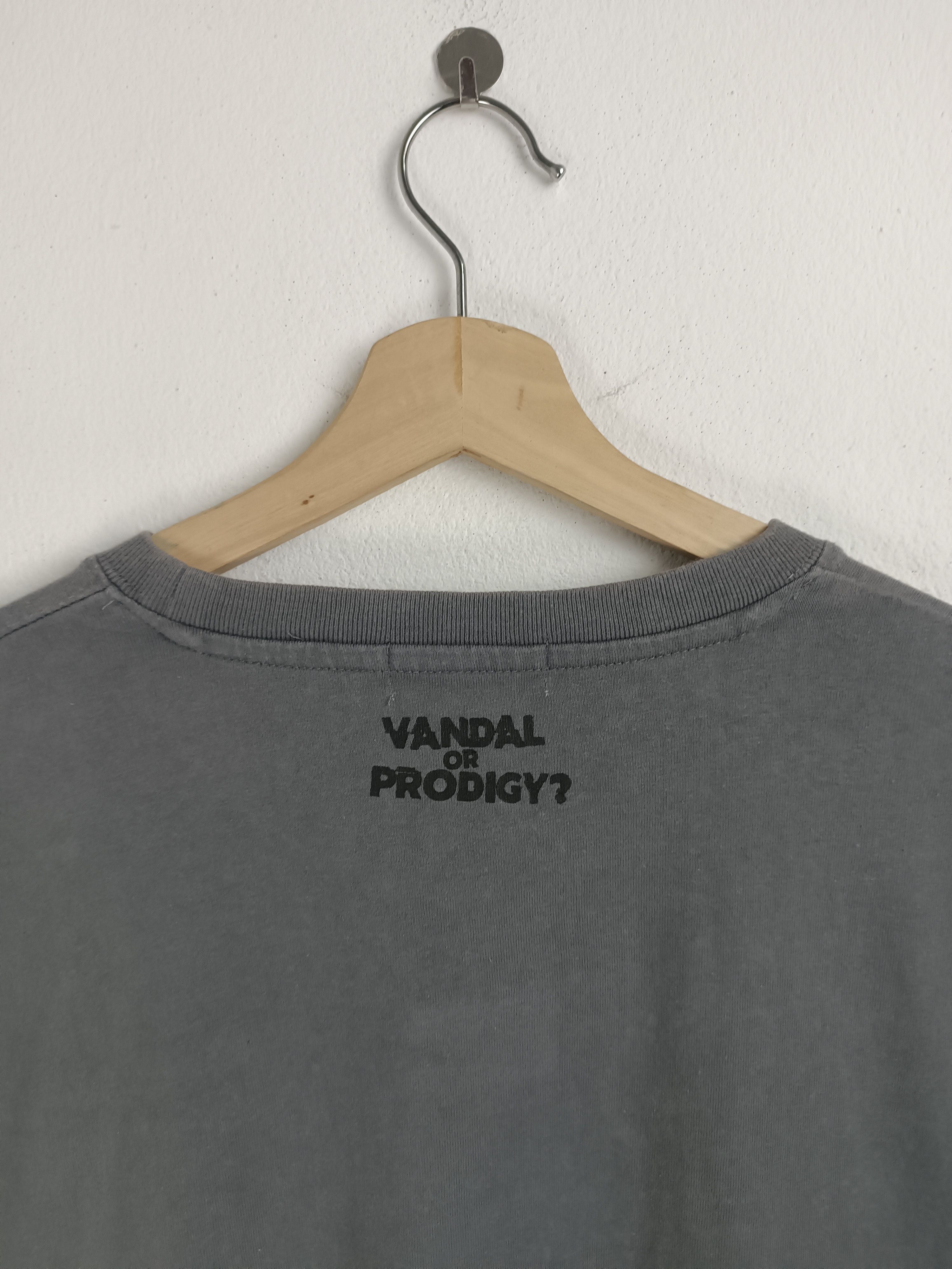 Other VINTAGE BANKSY FLOWER THROWER BRANDALISED VERY RARE TEE Size US L / EU 52-54 / 3 - 14 Thumbnail