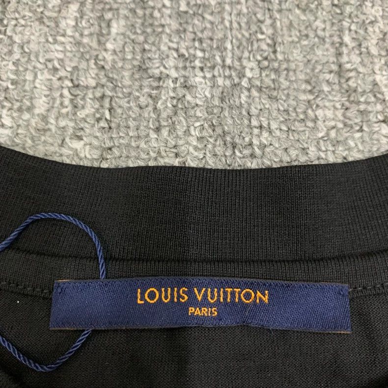 Louis Vuitton Louis Vuitton Black embossed short sleeve Size US L / EU 52-54 / 3 - 3 Thumbnail