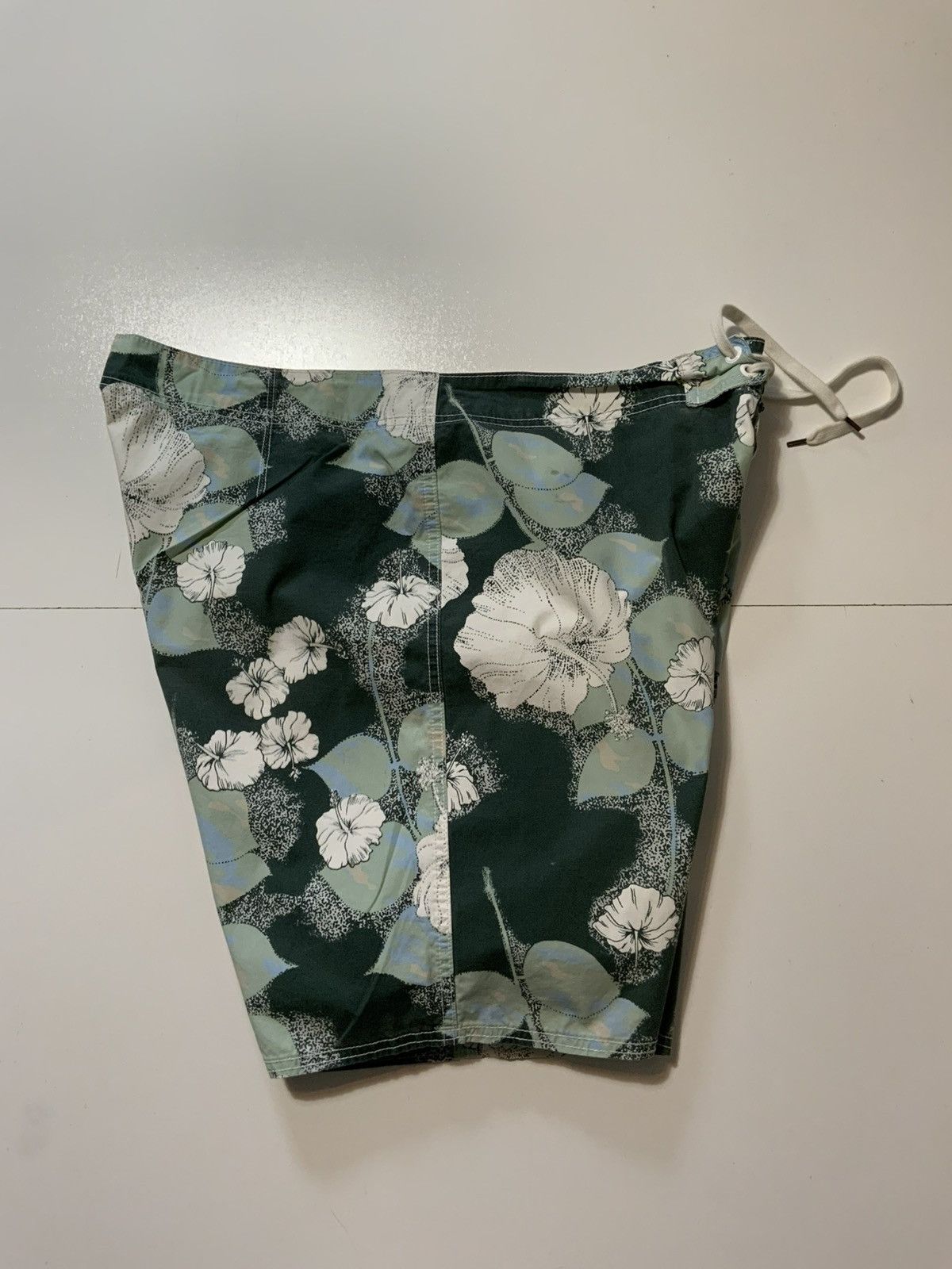 Ever Ever Handcrafted USA Hawaiian Hibiscus Flower Board Shorts Size US 38 / EU 54 - 4 Thumbnail