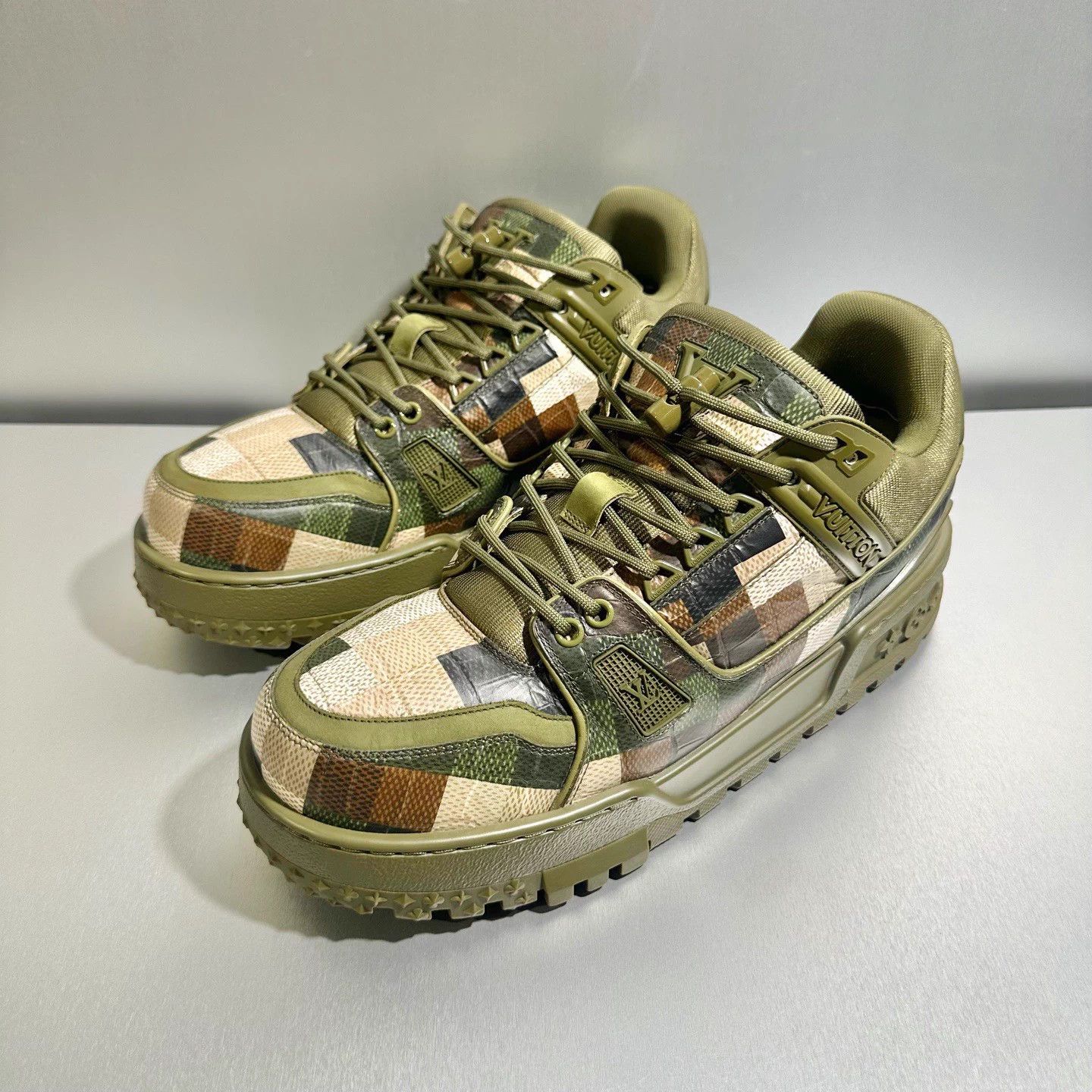 Louis Vuitton Louis Vuitton x Pharrell Trainer 8.5/42.5 1x Worn Size US 9.5 / EU 42-43 - 1 Thumbnail