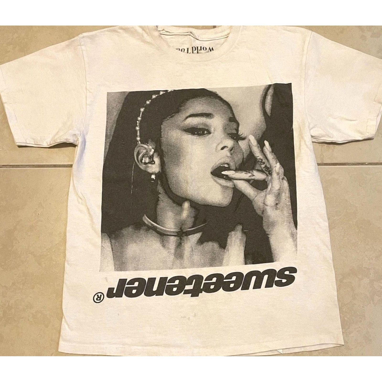 Vintage Ariana Grande Faded Sweetener Tour Shirt XS Concert White T-Shirt Grunge Vintage 90s Hip Hop Rock Pop Size US XS / EU 42 / 0 - 2 Thumbnail