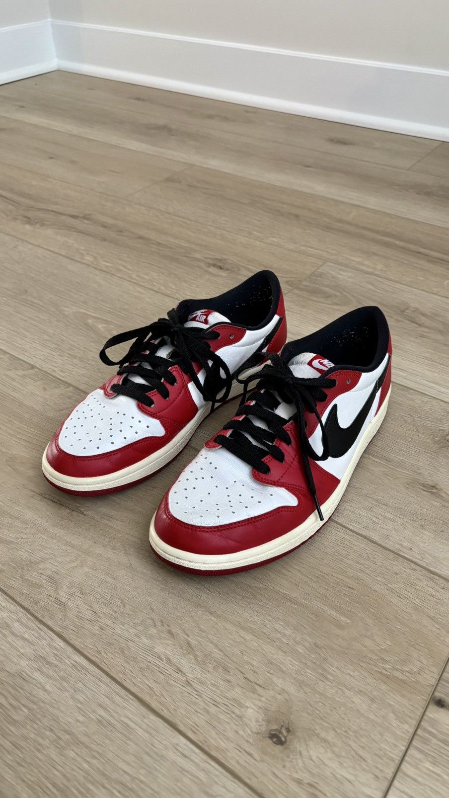 Nike Air Jordan 1 Low OG Chicago 2016 SIZE 10.5 GREAT CONDITION Size US 10.5 / EU 43-44 - 3 Thumbnail