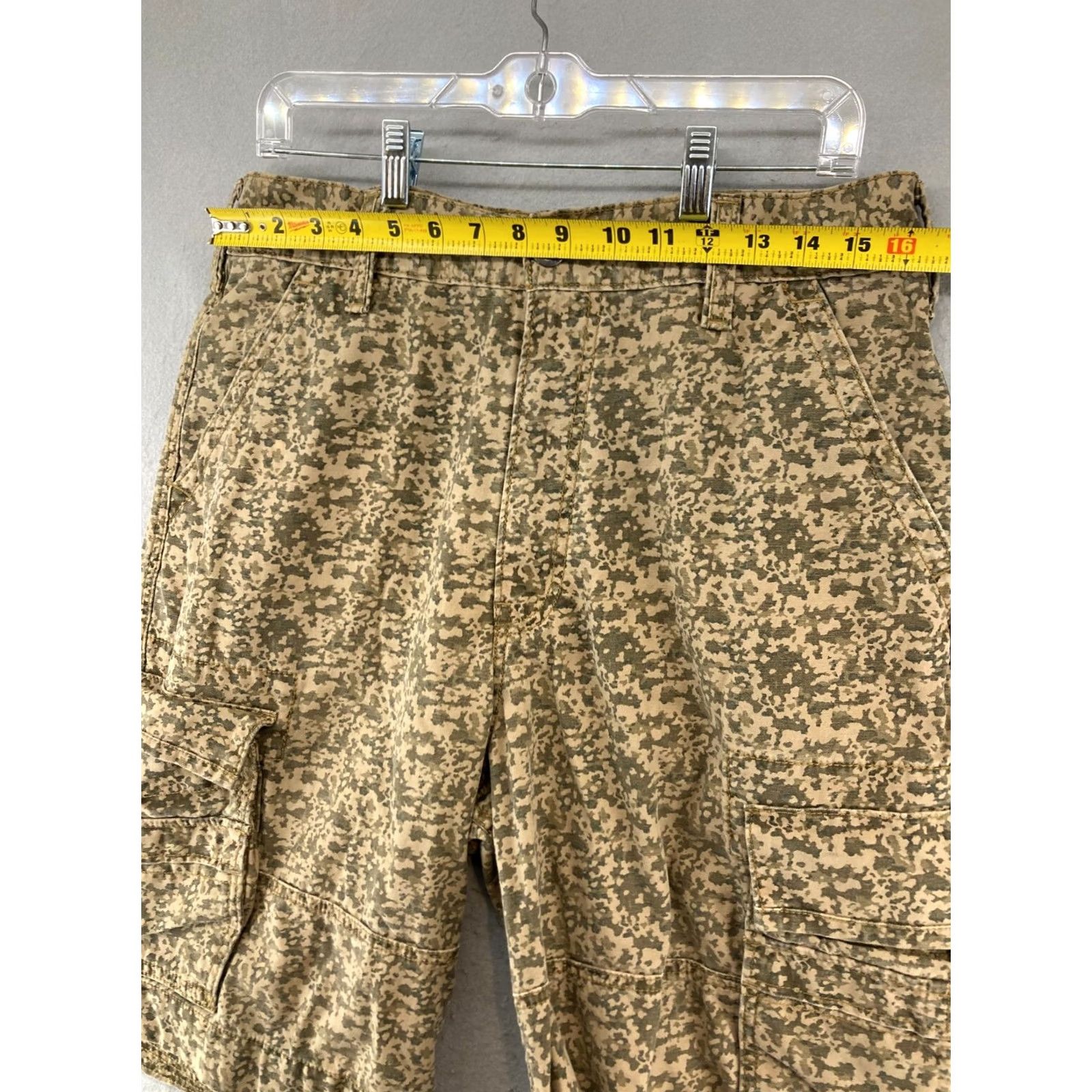 Levi's Levi's Cargo Shorts 32 Khaki Beige Camouflage Cargo Pocket Relaxed Men Regular Short Size US 32 / EU 48 - 2 Thumbnail
