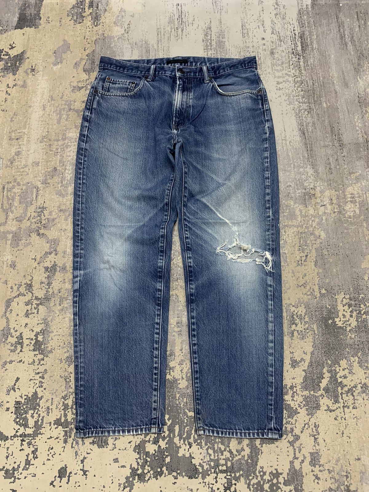 Japanese Brand Vintage Uniqlo Distressed Faded Blue Straight Leg Denim Jean Size US 35 - 1 Thumbnail