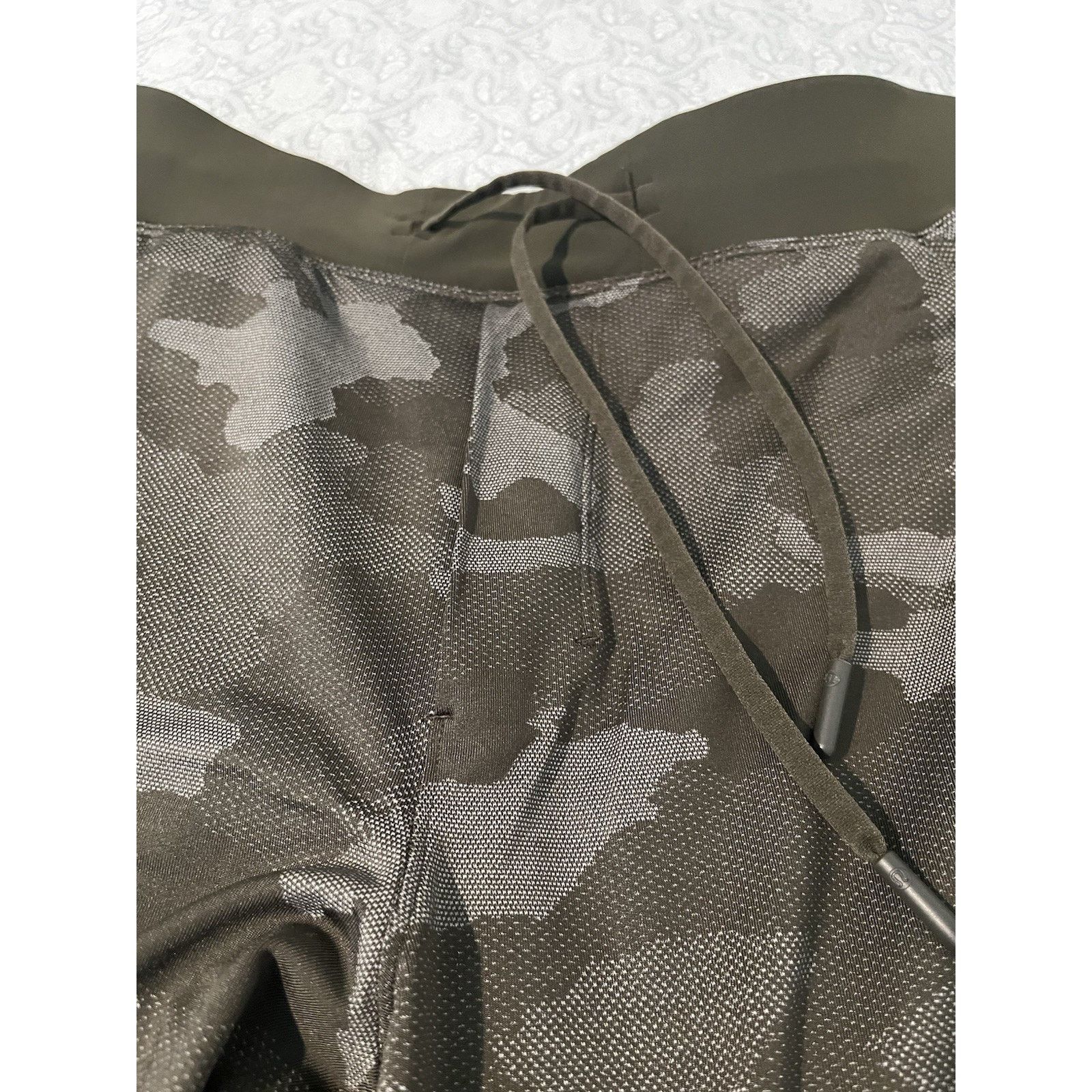 Lululemon Lululemon T.H.E. Short 9” Camo Men’s Medium Est Drawstring Size US 30 / EU 46 - 7 Thumbnail
