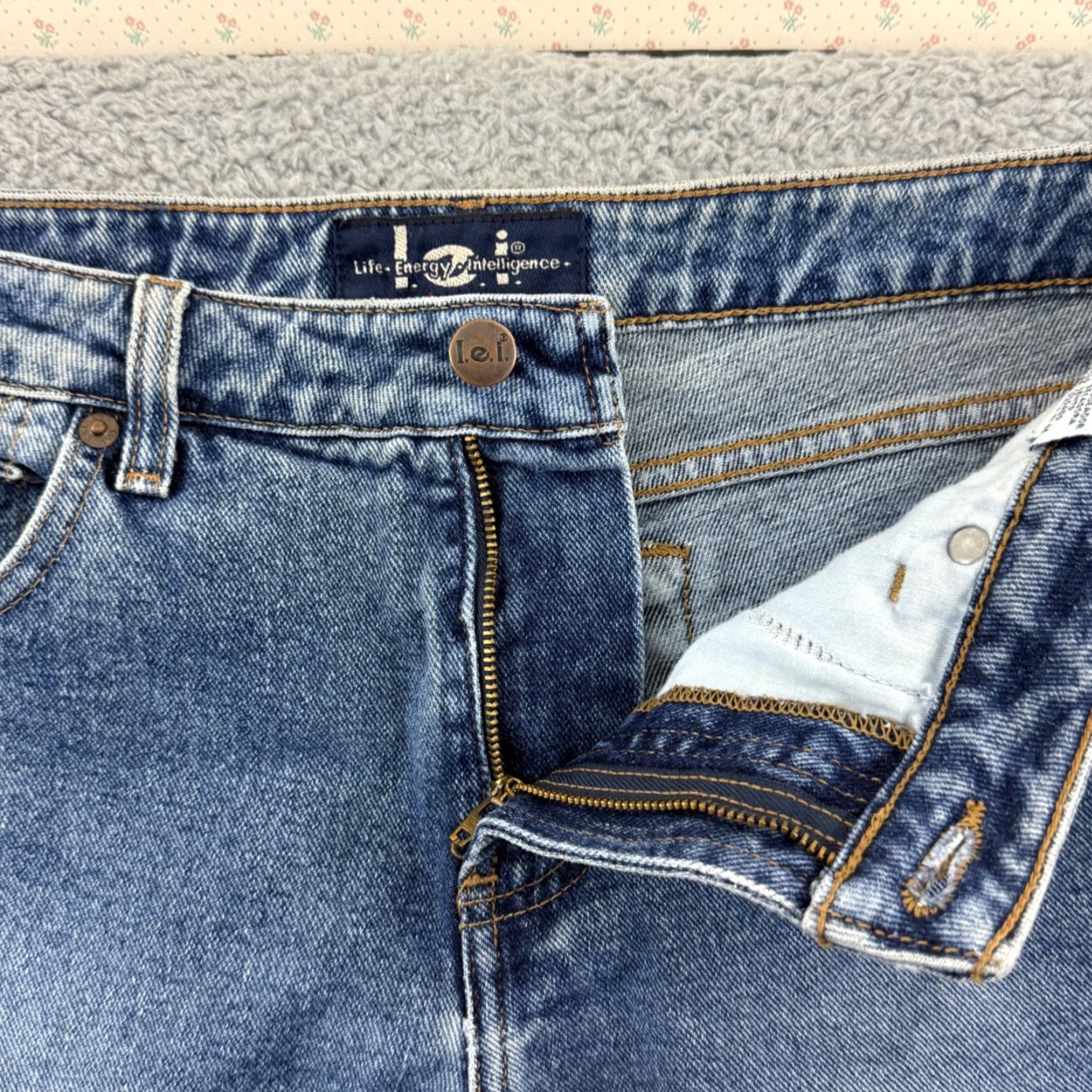 Vintage VINTAGE LEI Jeans Womens 9 Blue Light Wash Flare Leg Bootcut Denim Hipster Y2K Jeans Women 90s Bohemian Hipster Boys? Size 30" / US 8 / IT 44 - 4 Thumbnail