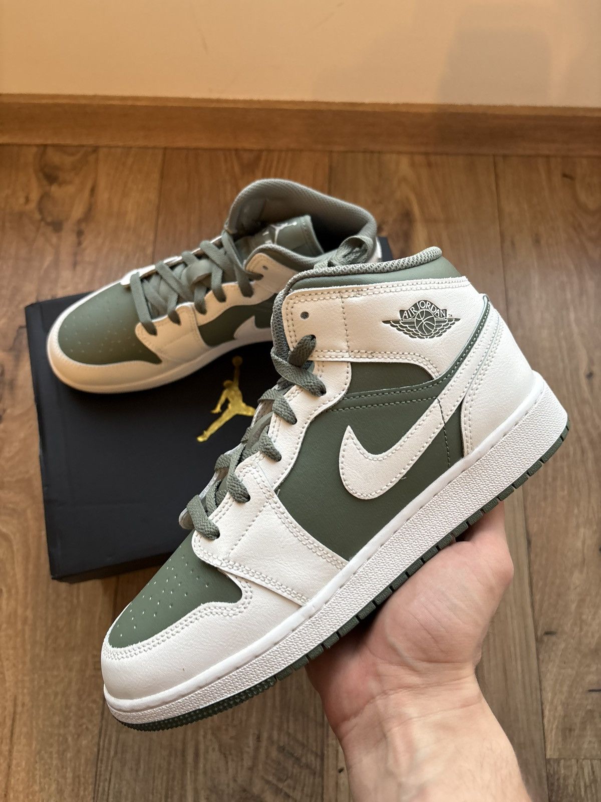 Nike Jordan 1 Mid GS White / (Model DQ8423-107) Size US 7 / IT 37 - 1 Thumbnail