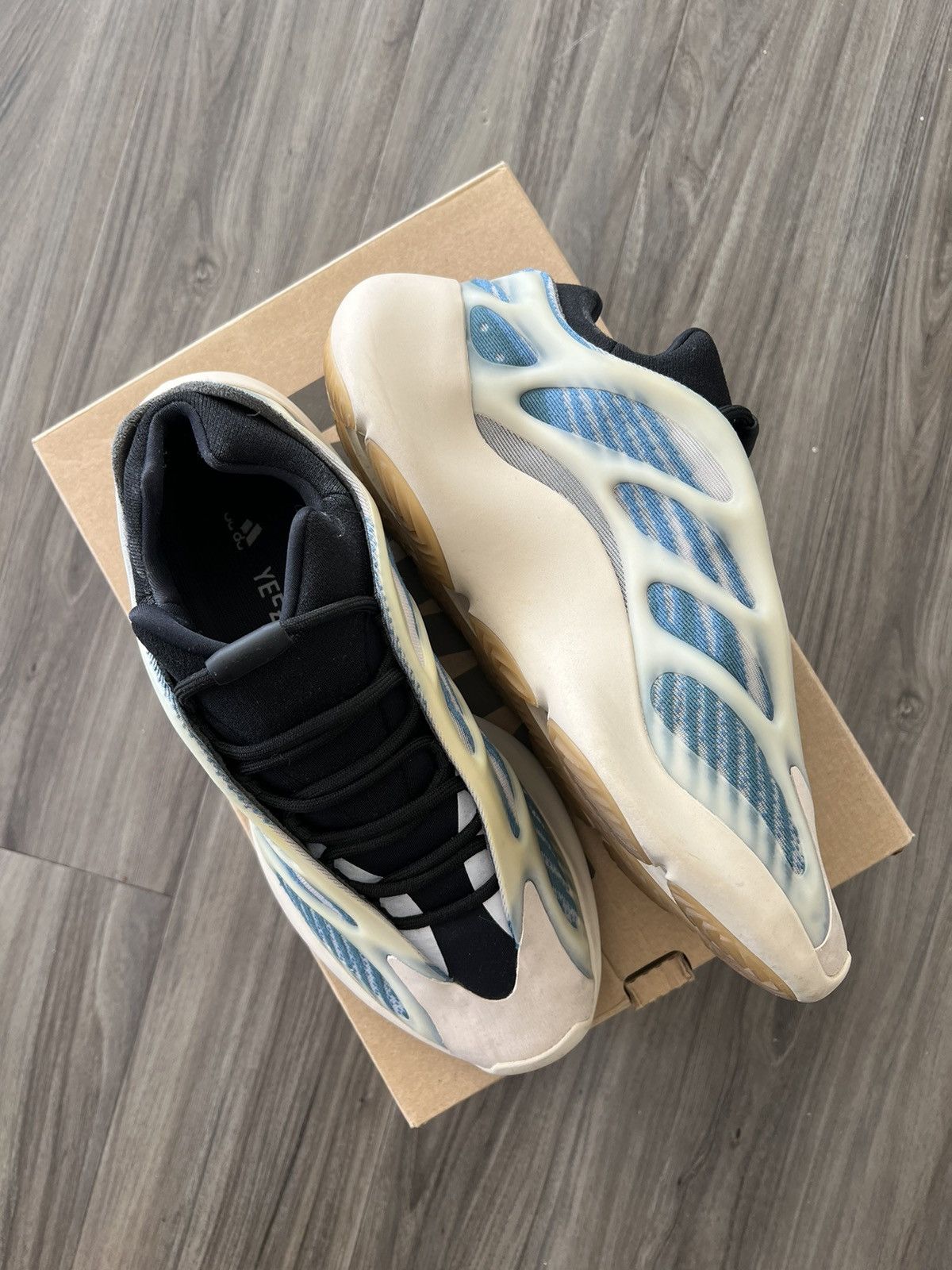 Yeezy Adidas Yeezy 700 V3 'Kyanite' 9.5 Size US 10 / EU 43 - 2 Thumbnail