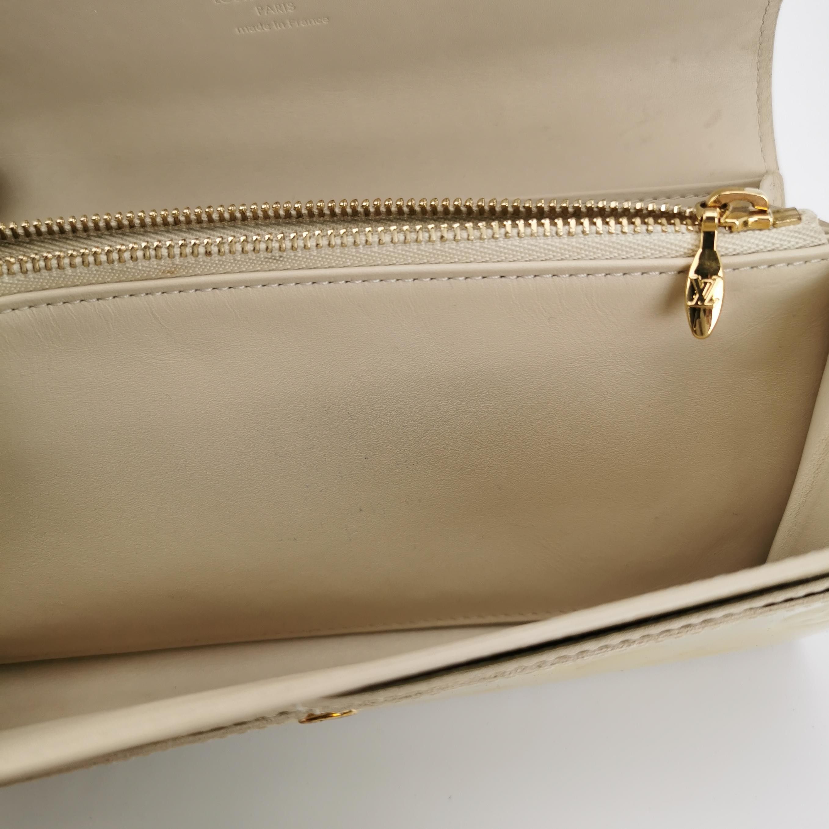 Louis Vuitton Louis Vuitton (LV) Patent leather solid color embossed mono Size ONE SIZE - 6 Thumbnail