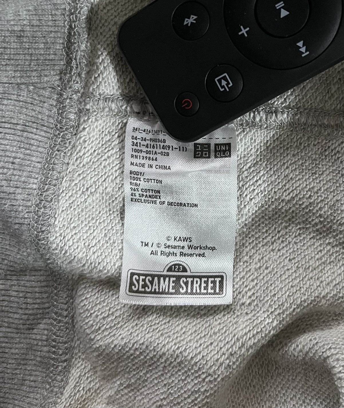 Kaws × Uniqlo KAWS SESAME STREET x UNIQLO CREWNECK Size US M / EU 48-50 / 2 - 6 Thumbnail