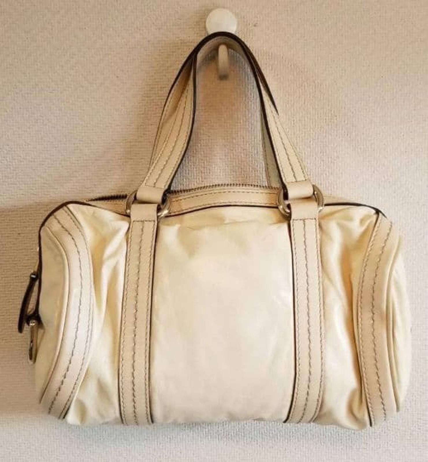 Gucci Gucci - Cream Leather Handbag Gold Bow Charm Size ONE SIZE - 2 Thumbnail