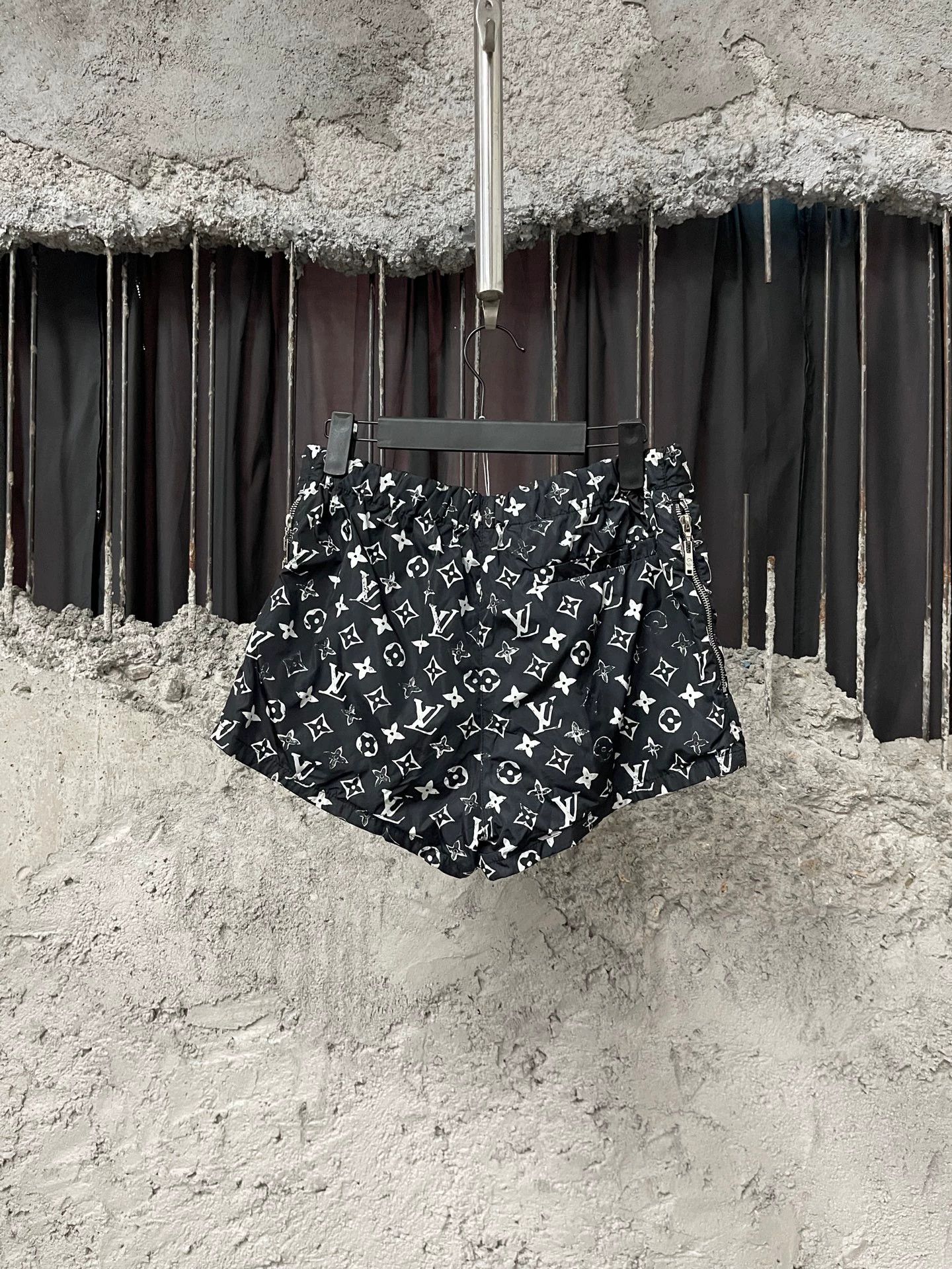 Louis Vuitton lv monogram short 36 Size 26" / US 2 / IT 38 - 2 Thumbnail