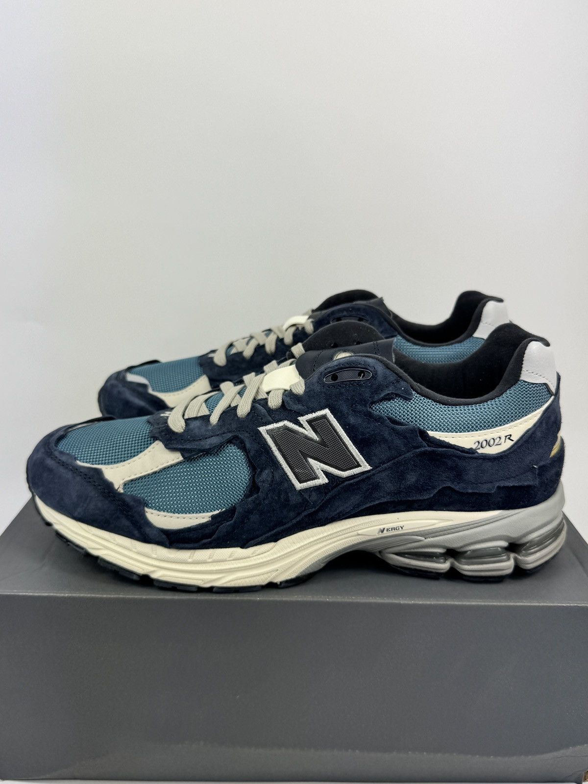 New Balance NEW BALANCE 2002R Size US 11 / EU 44 - 2 Thumbnail