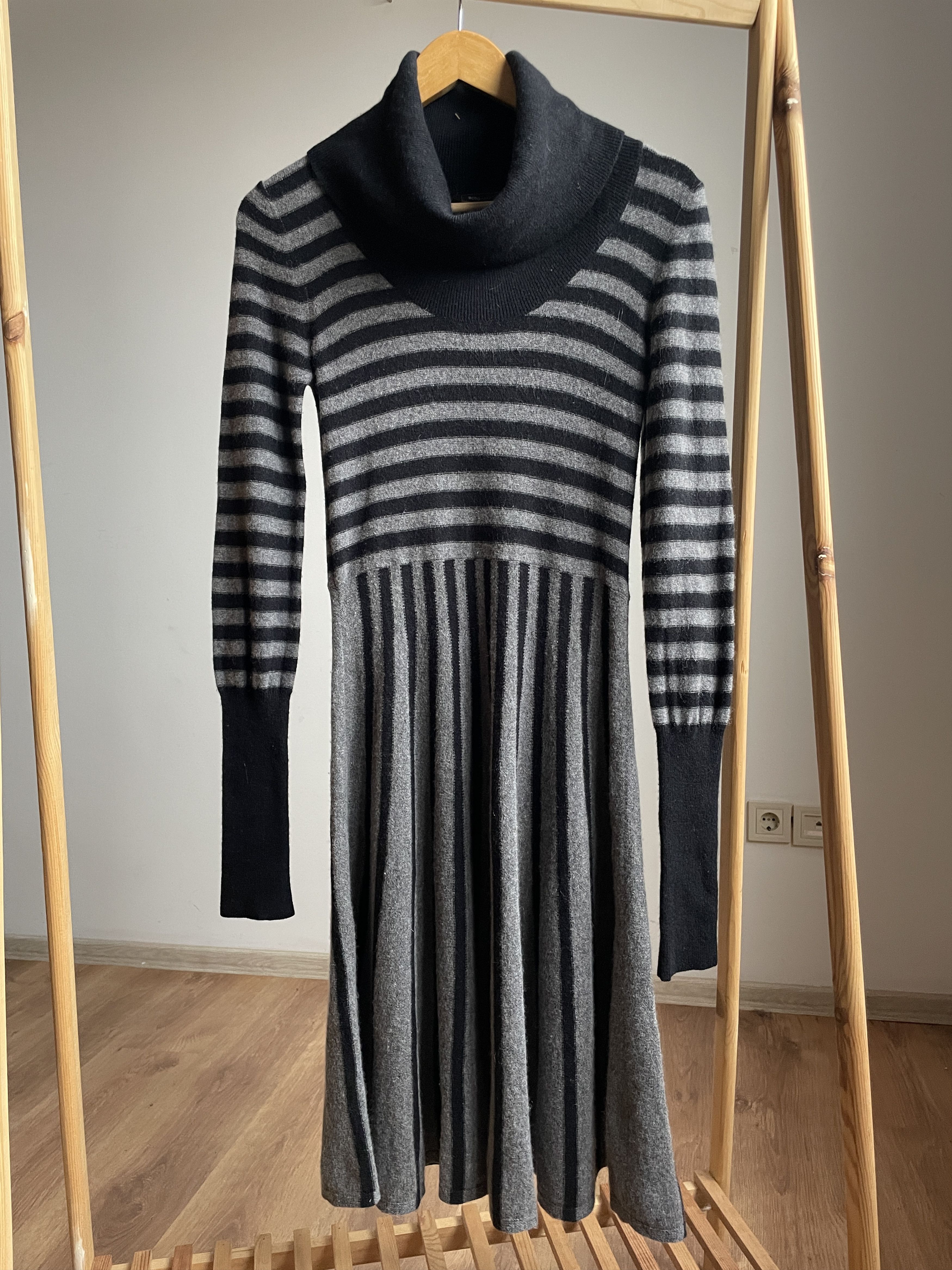 Bcbgmaxazria BCBG Max Azria Roll Neck Striped Wool Cashmere Flared Dress Size M / US 6-8 / IT 42-44 - 1 Thumbnail