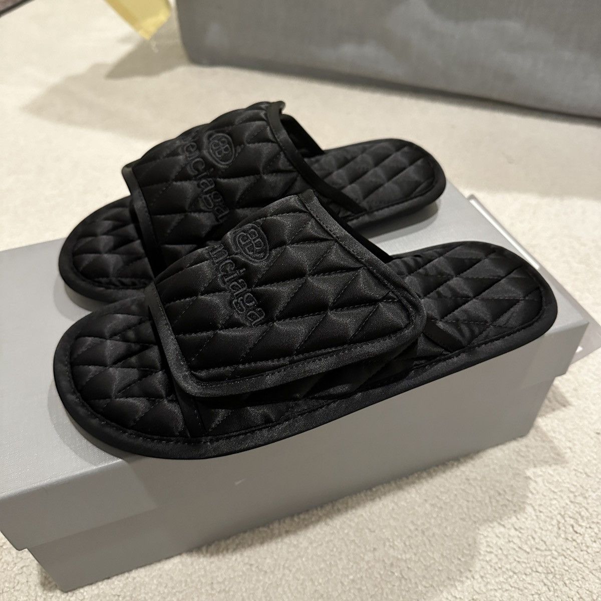 BB HOTEL & RESORTS QUILTED SLIDES