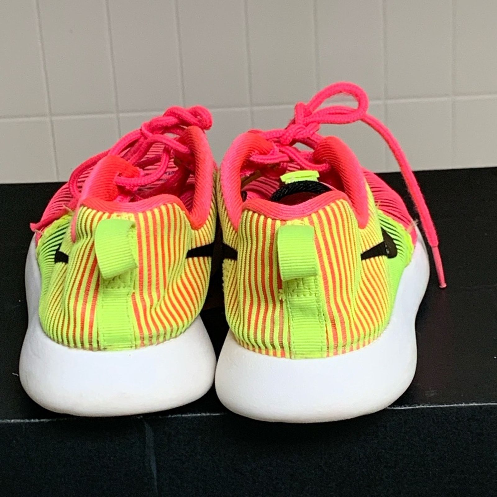 Nike WOMENS NIKE ROSHE ONE FLIGHT ATHLETIC SHOES SIZE 5 NICE Size US 5 / EU 37 - 4 Thumbnail